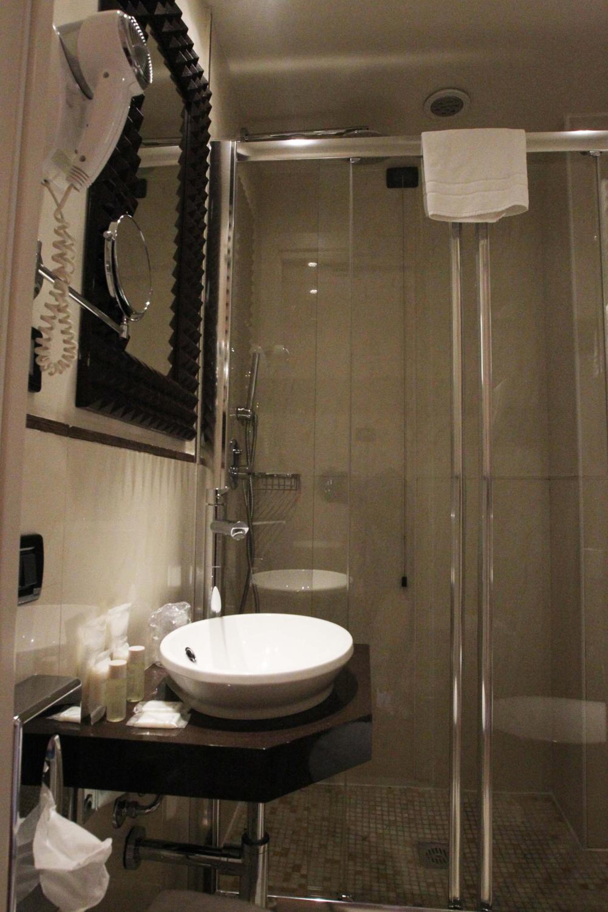 Small Double Room with French Bed - Photo 5