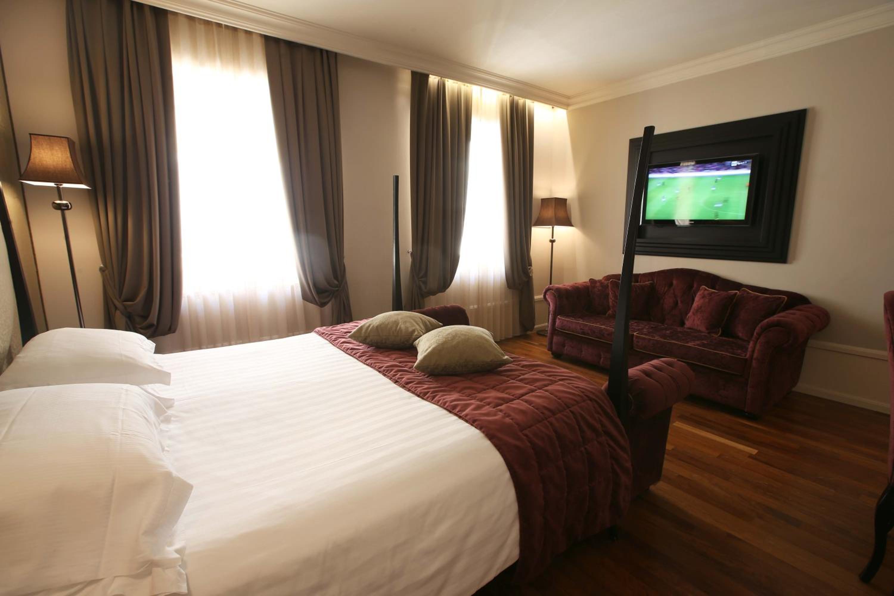 Deluxe Room - Photo 12