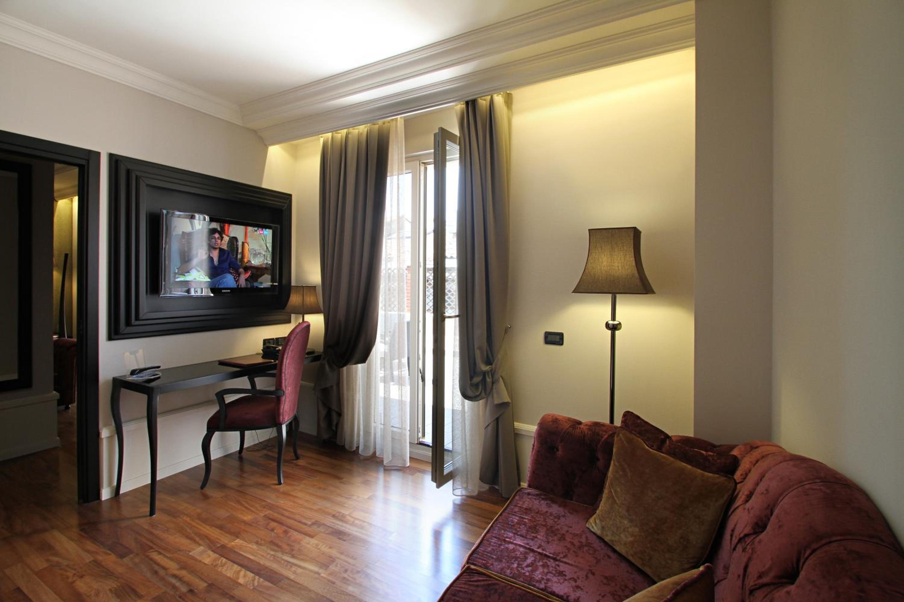 Suite with City View - Photo 3
