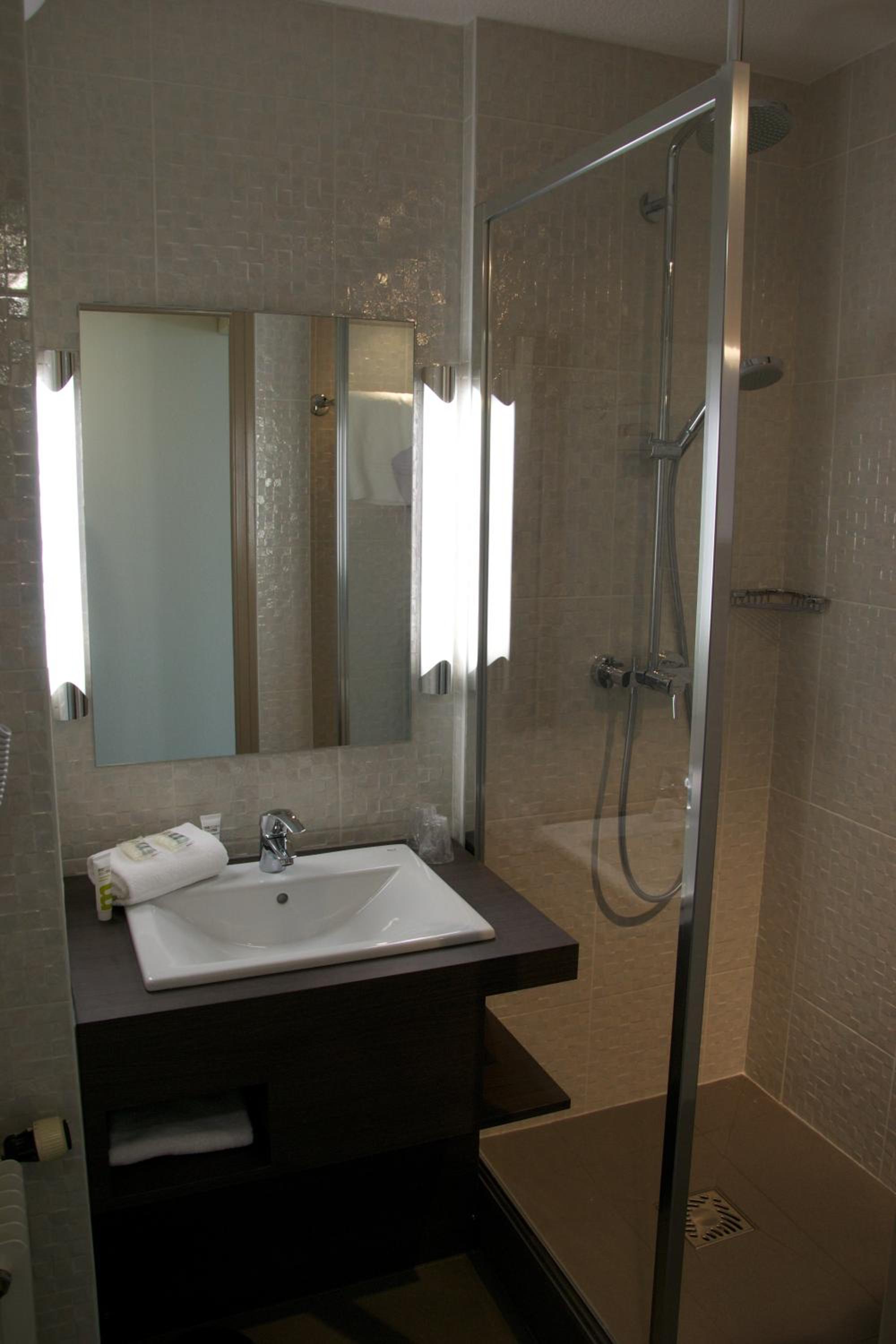 Privilege Room with 1 Double Bed - Photo 6