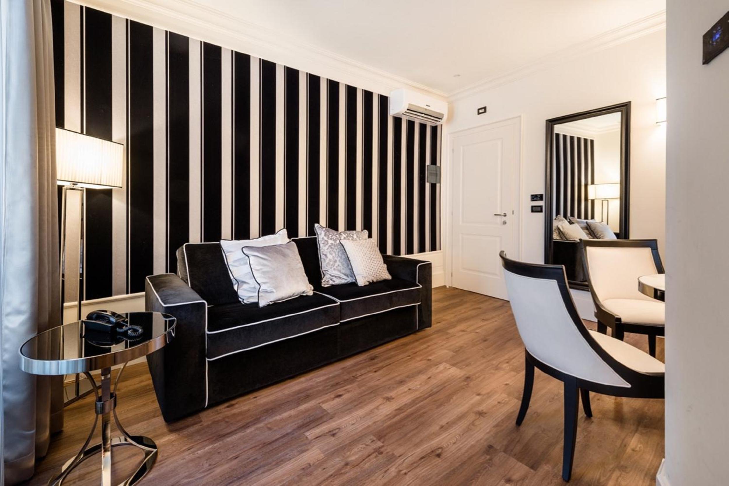 One-Bedroom Apartment (5 Adults) - Split Level - Separate Building photo 3