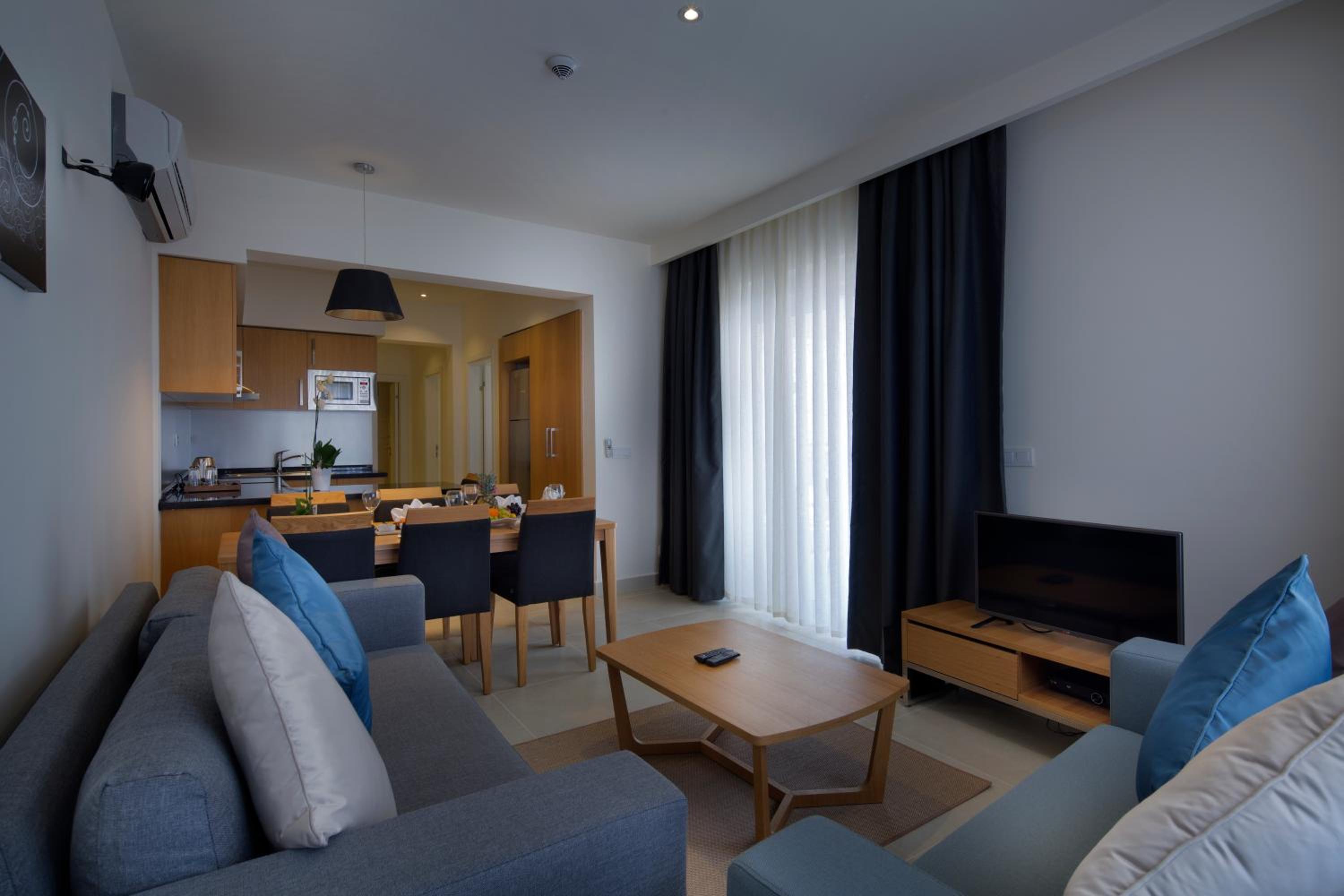 1 Double 1 Twin Beds Superior Room