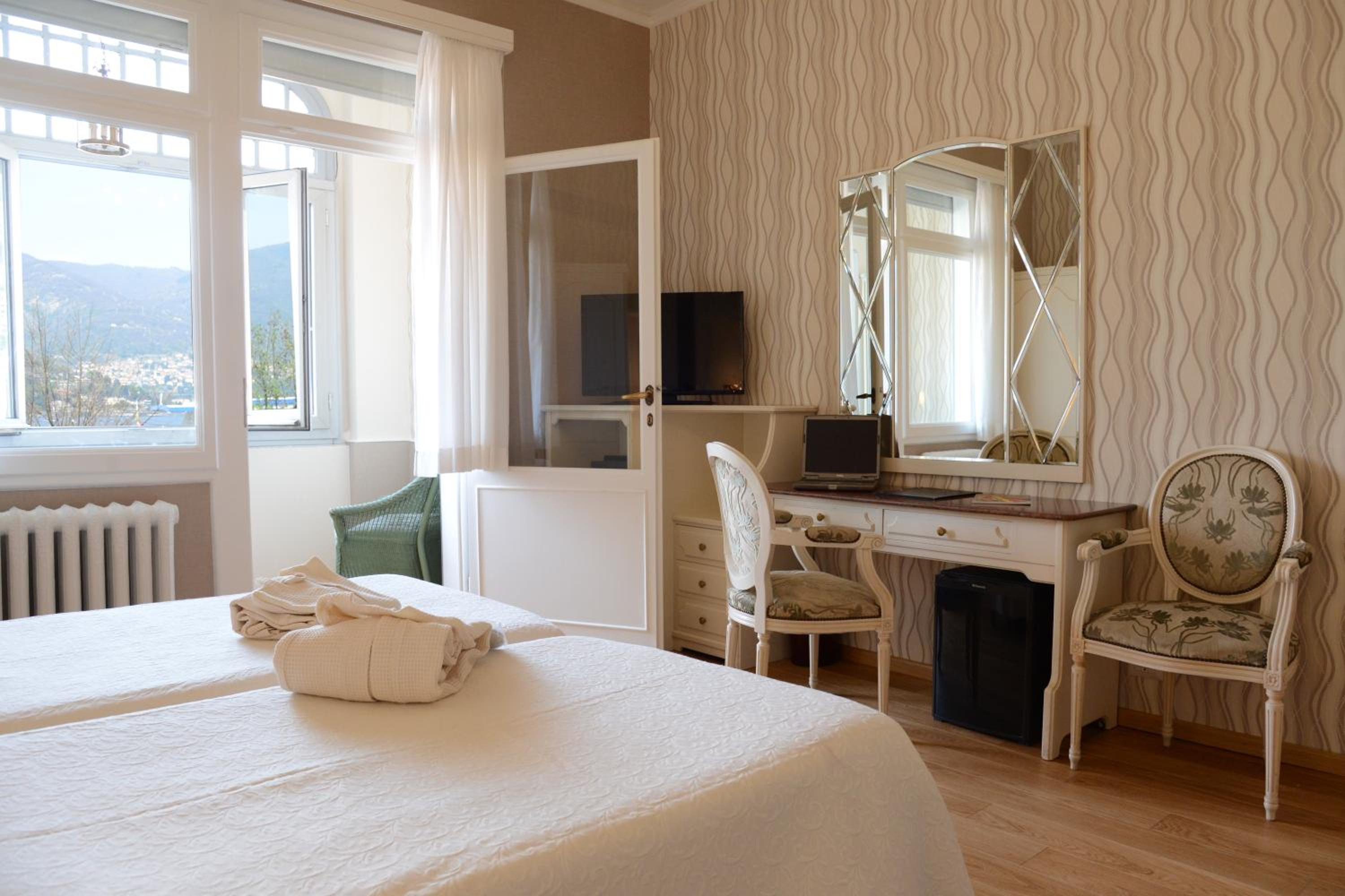 Superior Double or Twin Room with Lake View - Photo 7