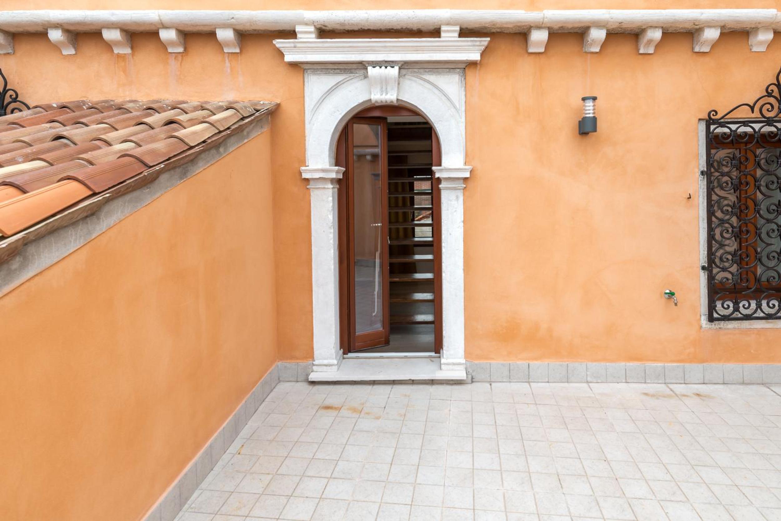 One-Bedroom Apartment with Terrace photo 2