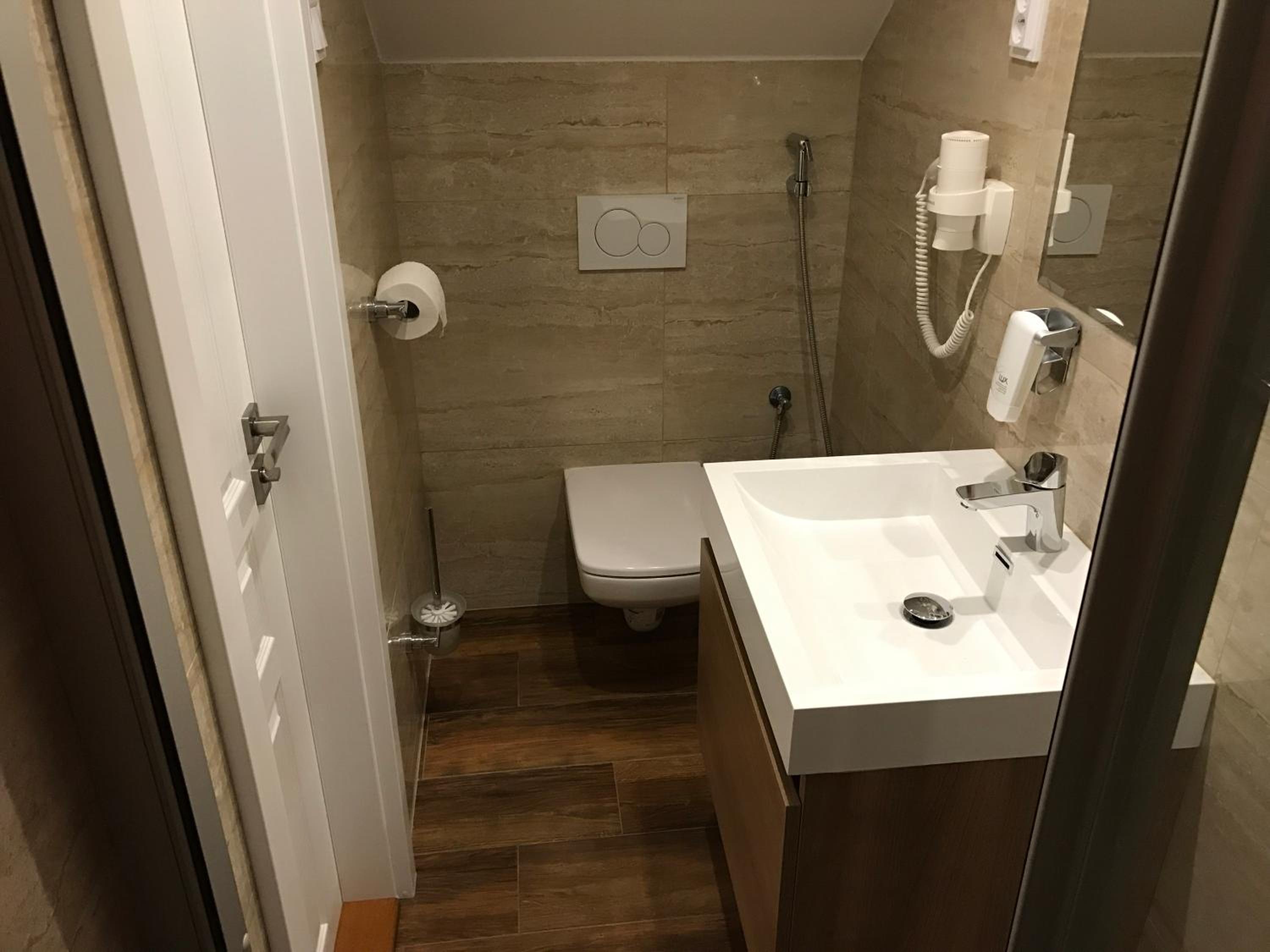 Deluxe Double Room - Photo 10