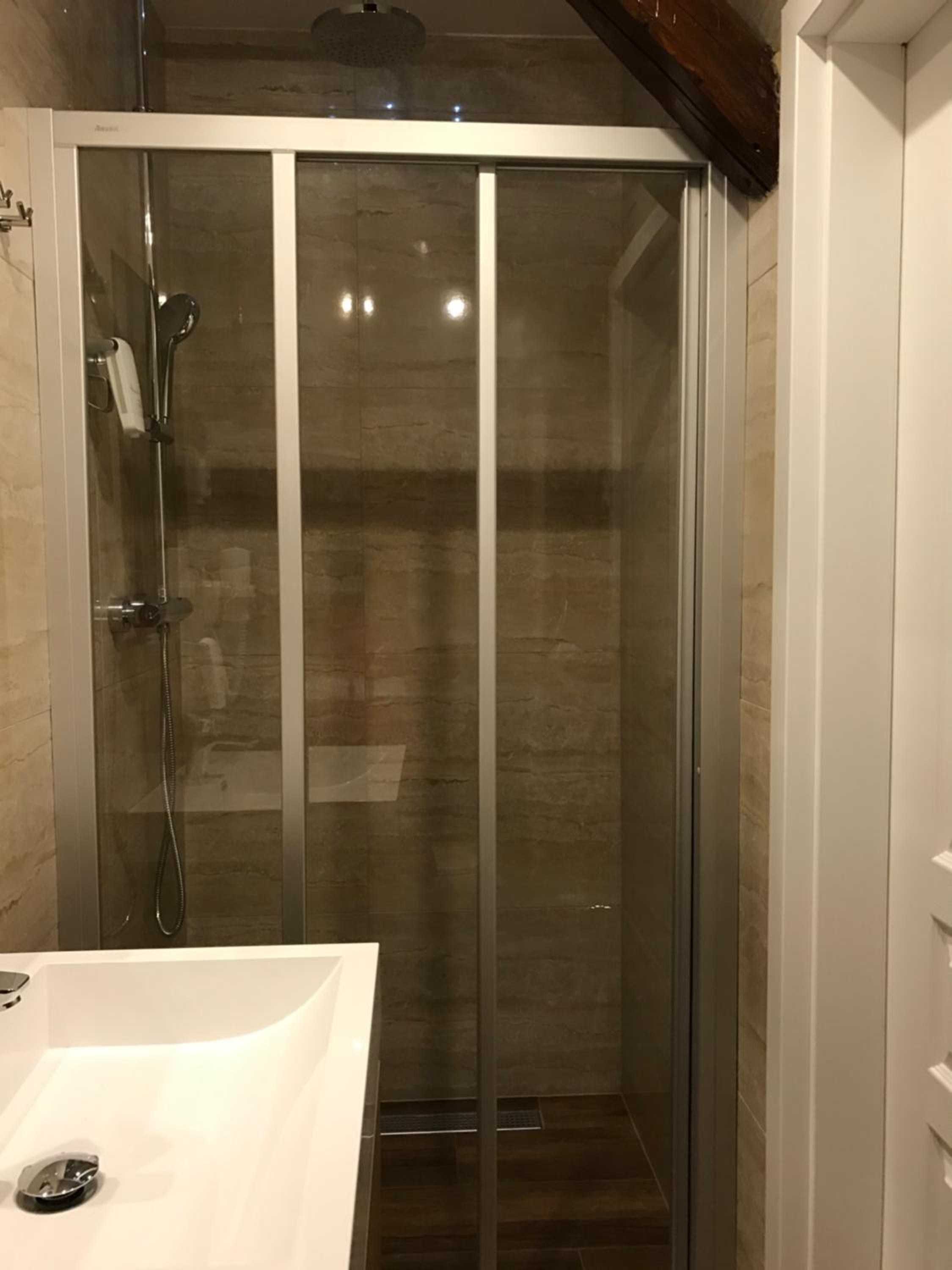 Deluxe Double Room - Photo 11