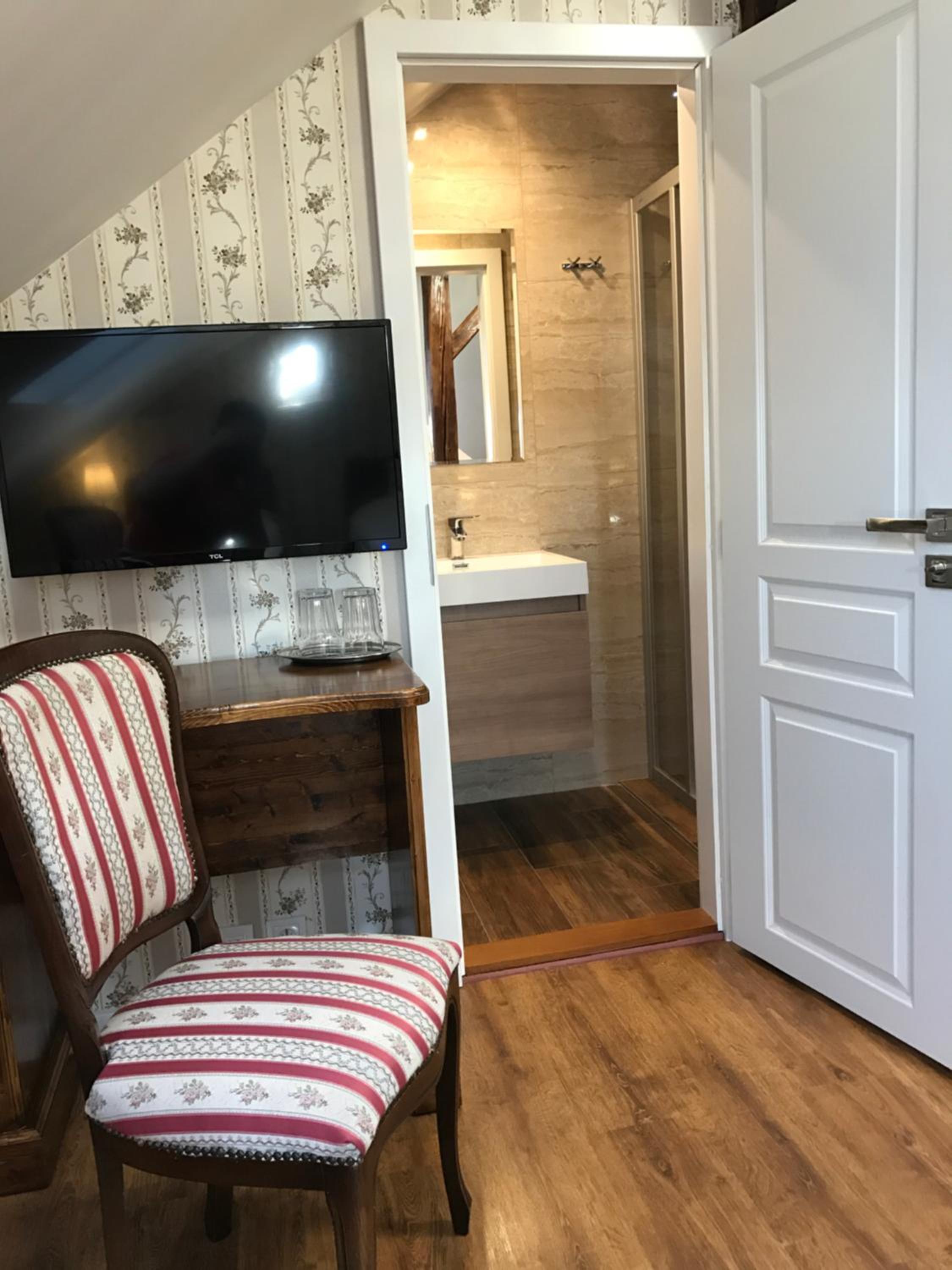 Deluxe Double Room - Photo 9
