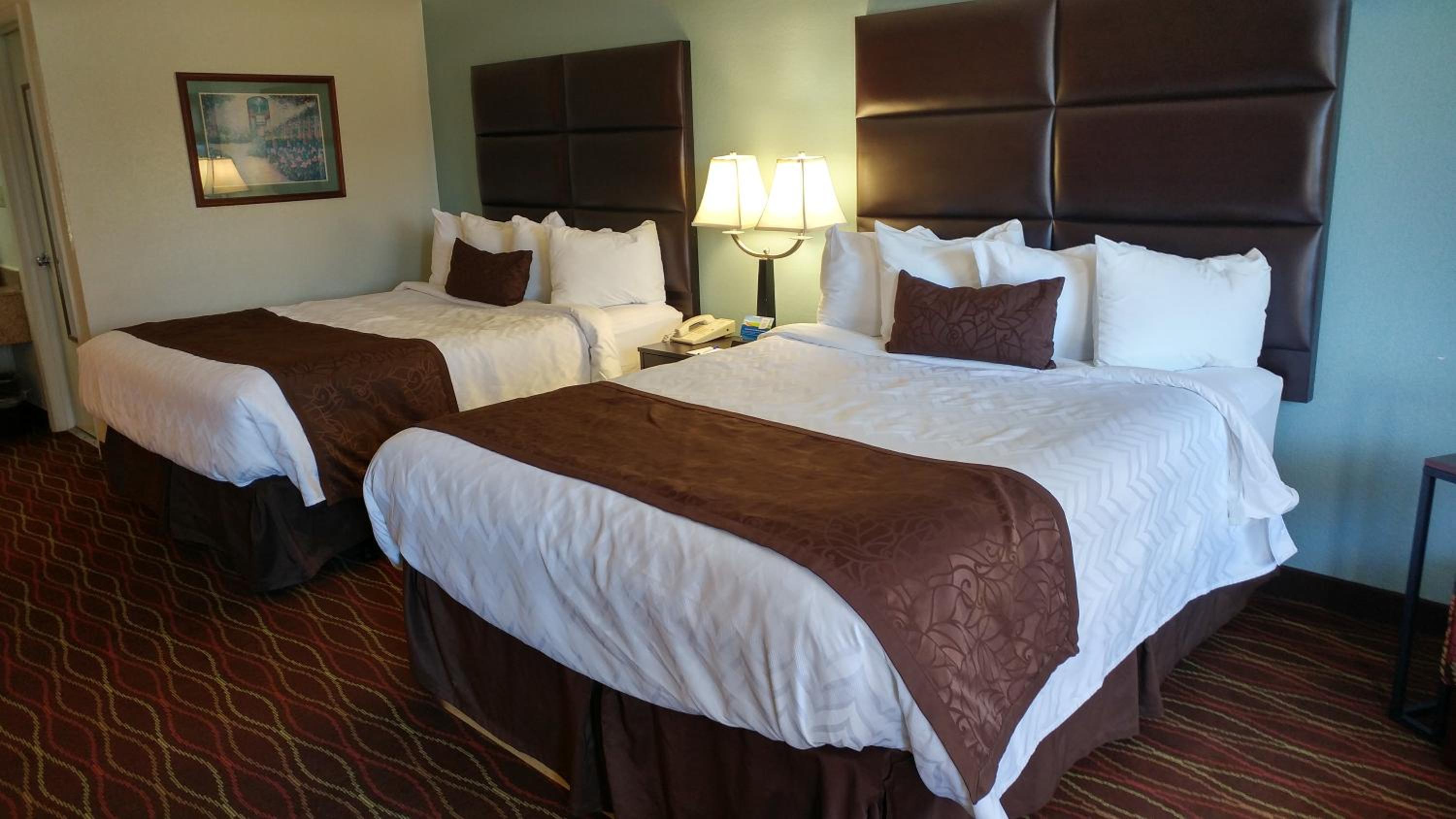 Queen Room with Two Queen Beds - Non-Smoking photo 2