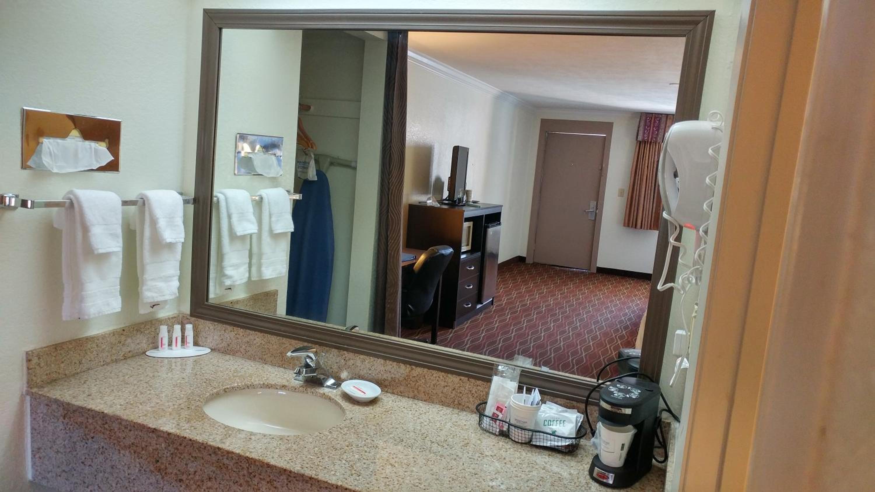 King Room - Non-Smoking photo 2