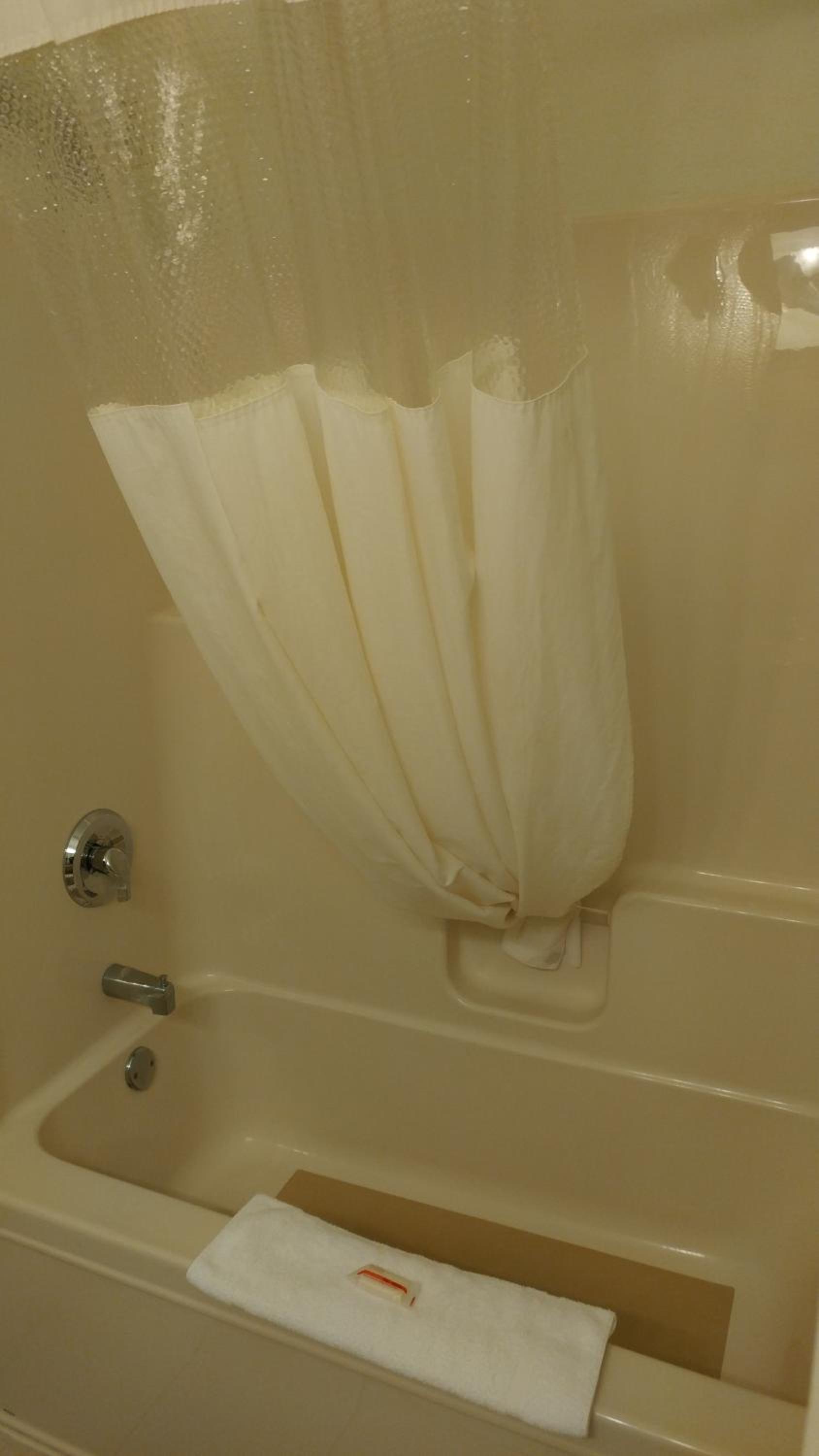 Queen Room with Two Queen Beds and Bath Tub - Mobility Accessible/Non-Smoking photo 3