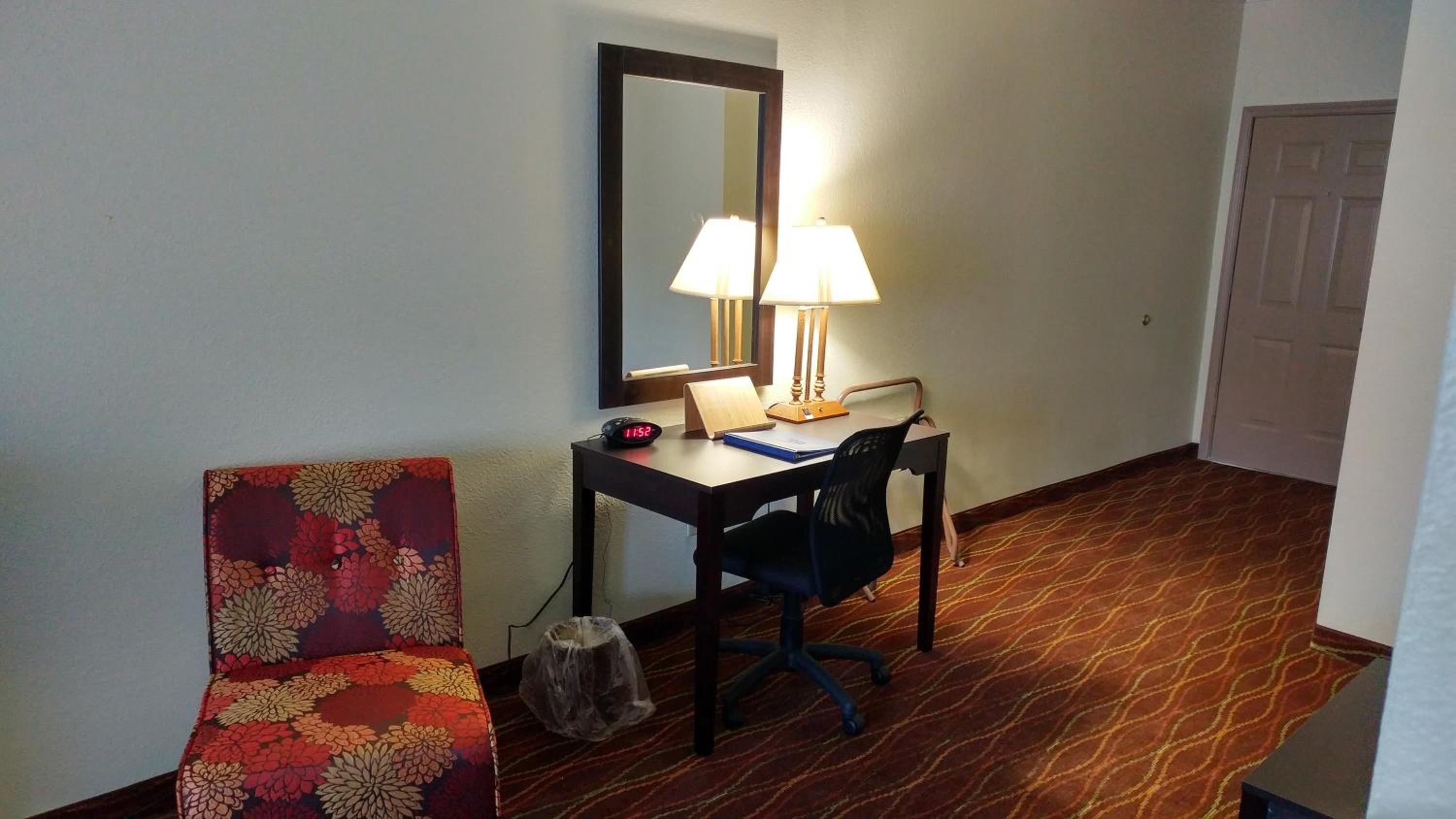 King Room with Tub with Grab Bars and One King Bed - Mobility Accessible/Non-Smoking photo 3
