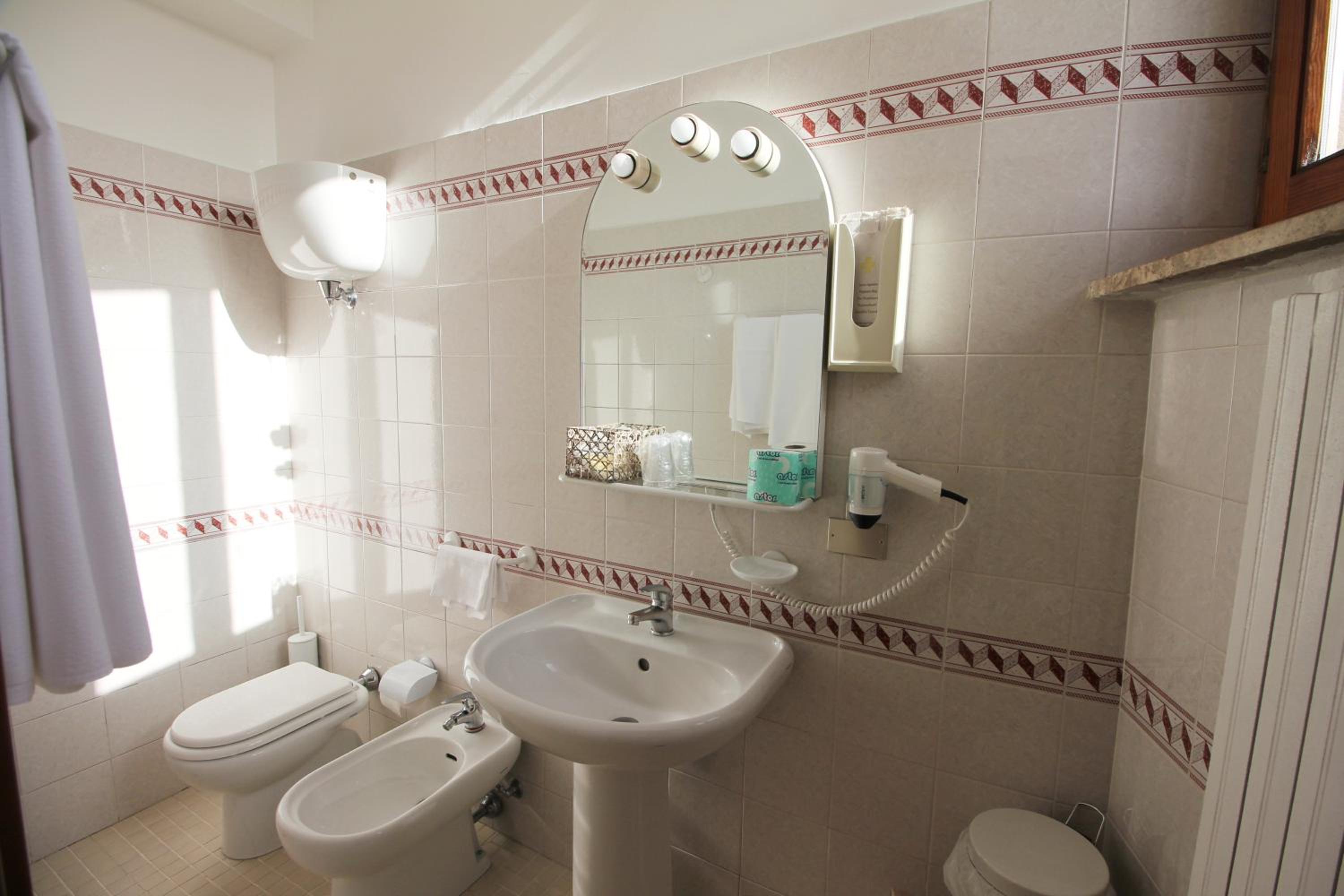 Double Room - Photo 8