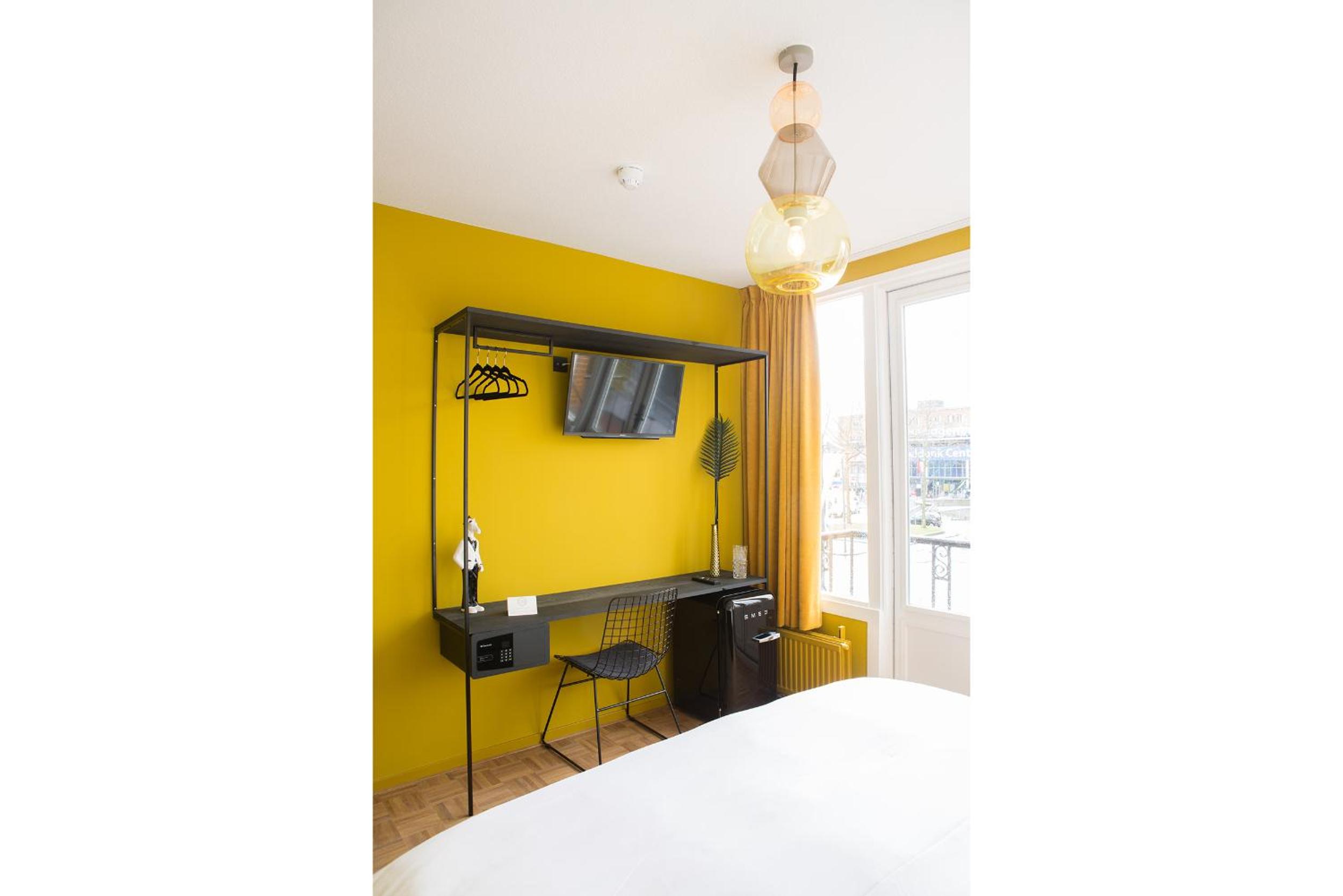 Special: The Balcony Room photo 3