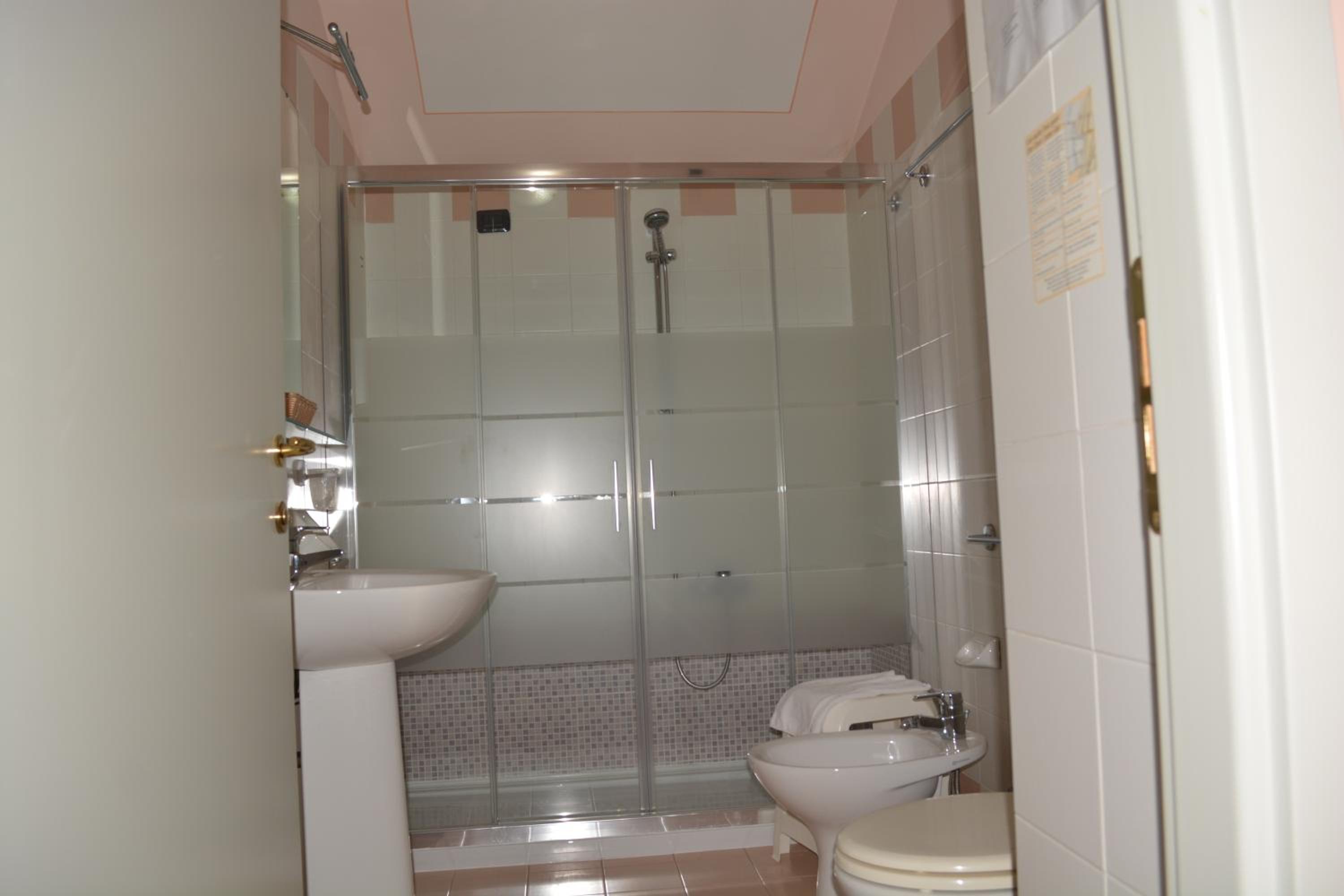 Classic Double or Twin Room photo 3