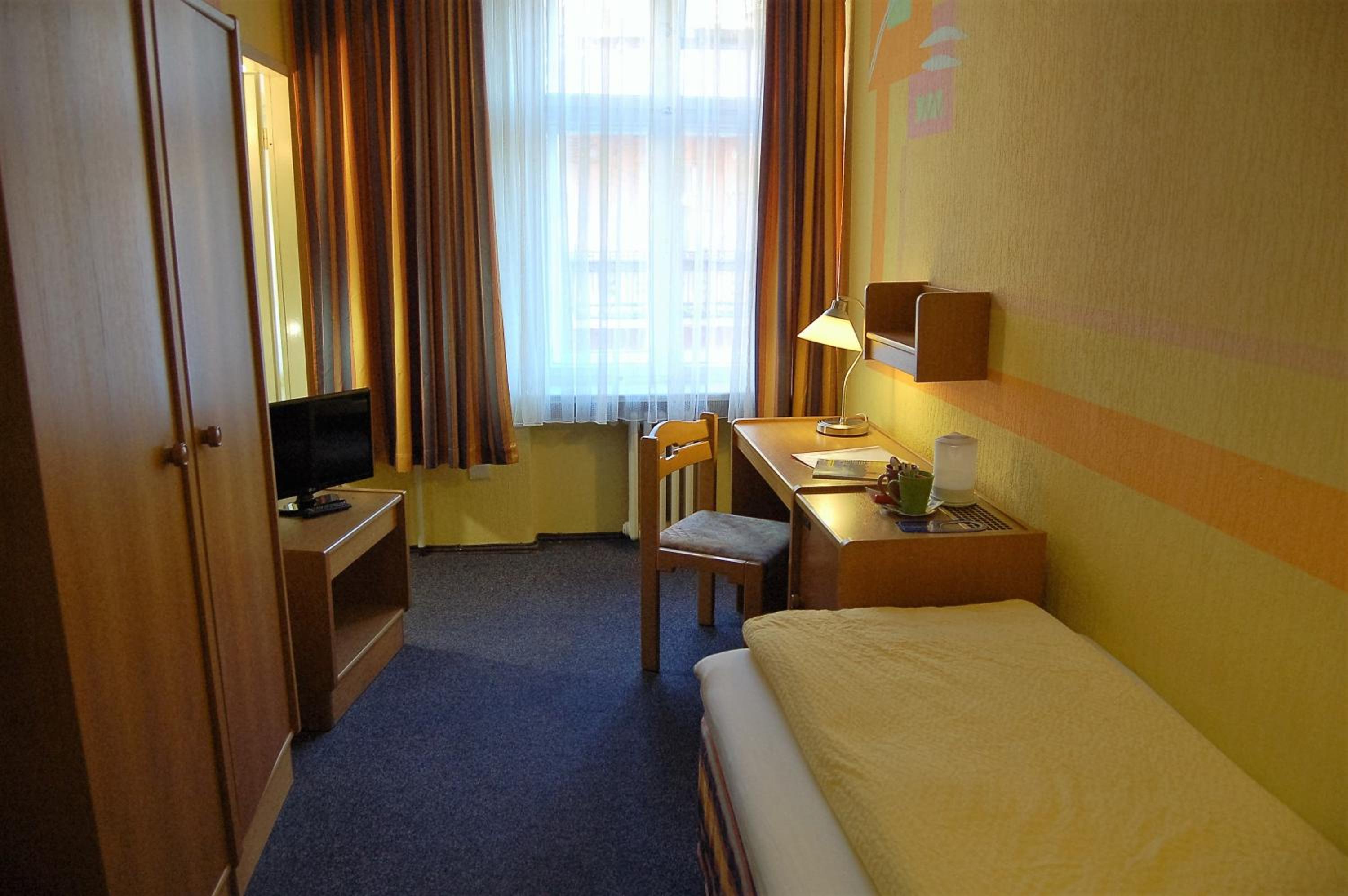 Single Room with Bathroom photo 2