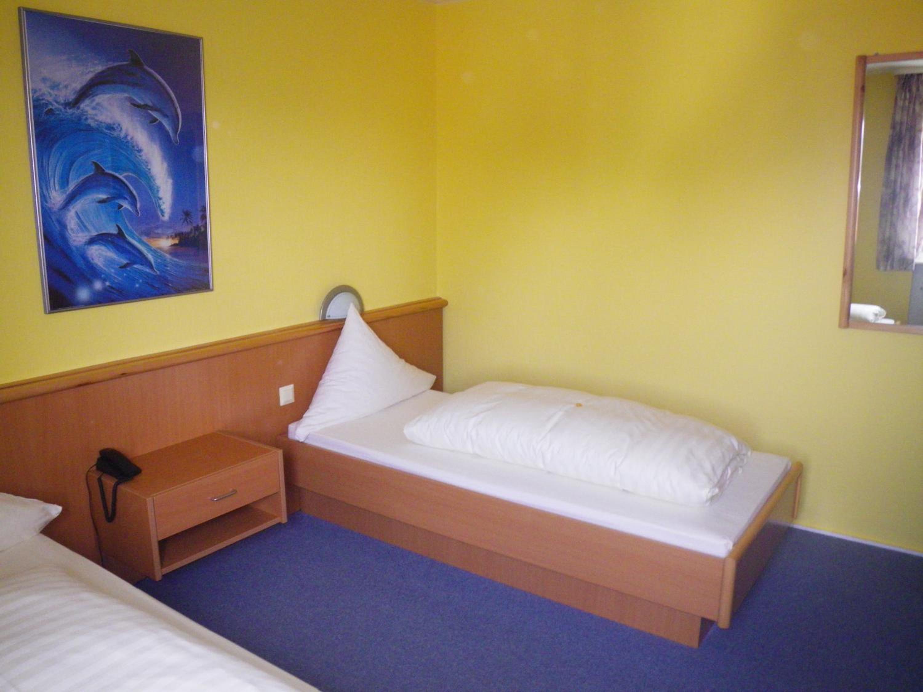 Standard Twin Room - Photo 3