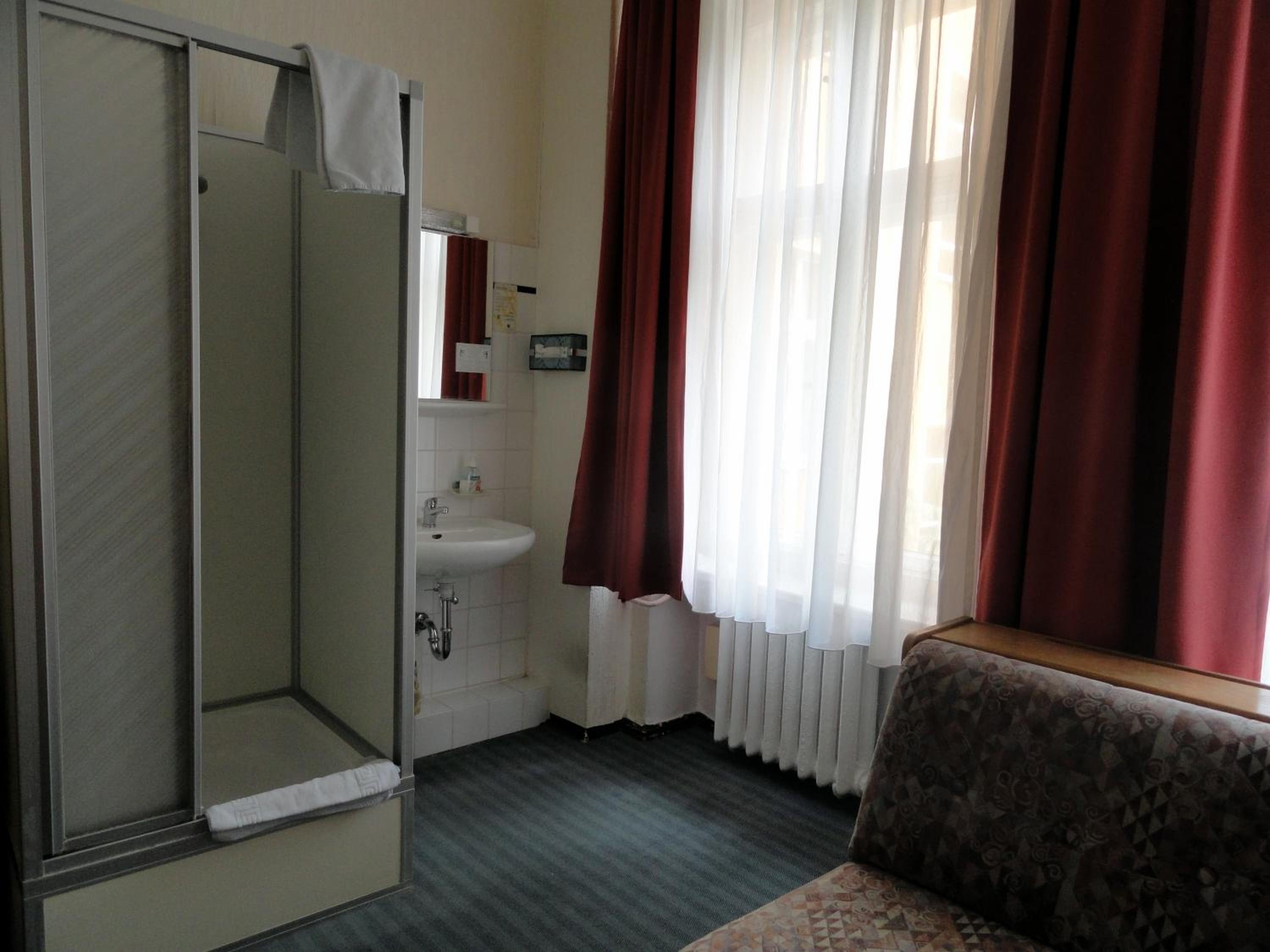 Single Room with Shared Toilet photo 2