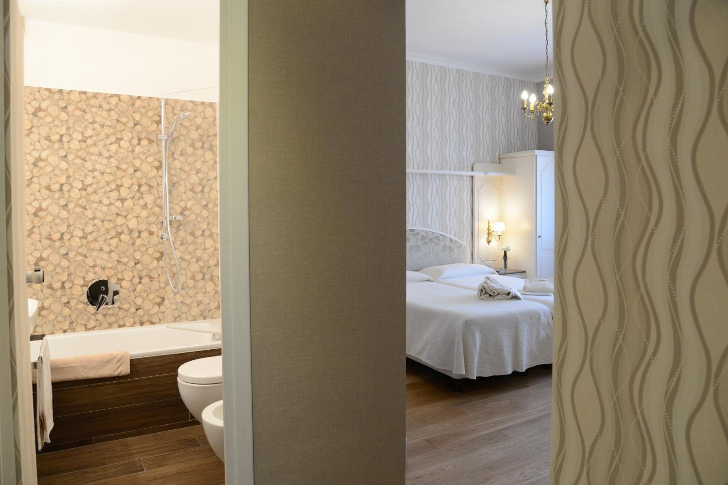 Superior Double or Twin Room with Lake View - Photo 12
