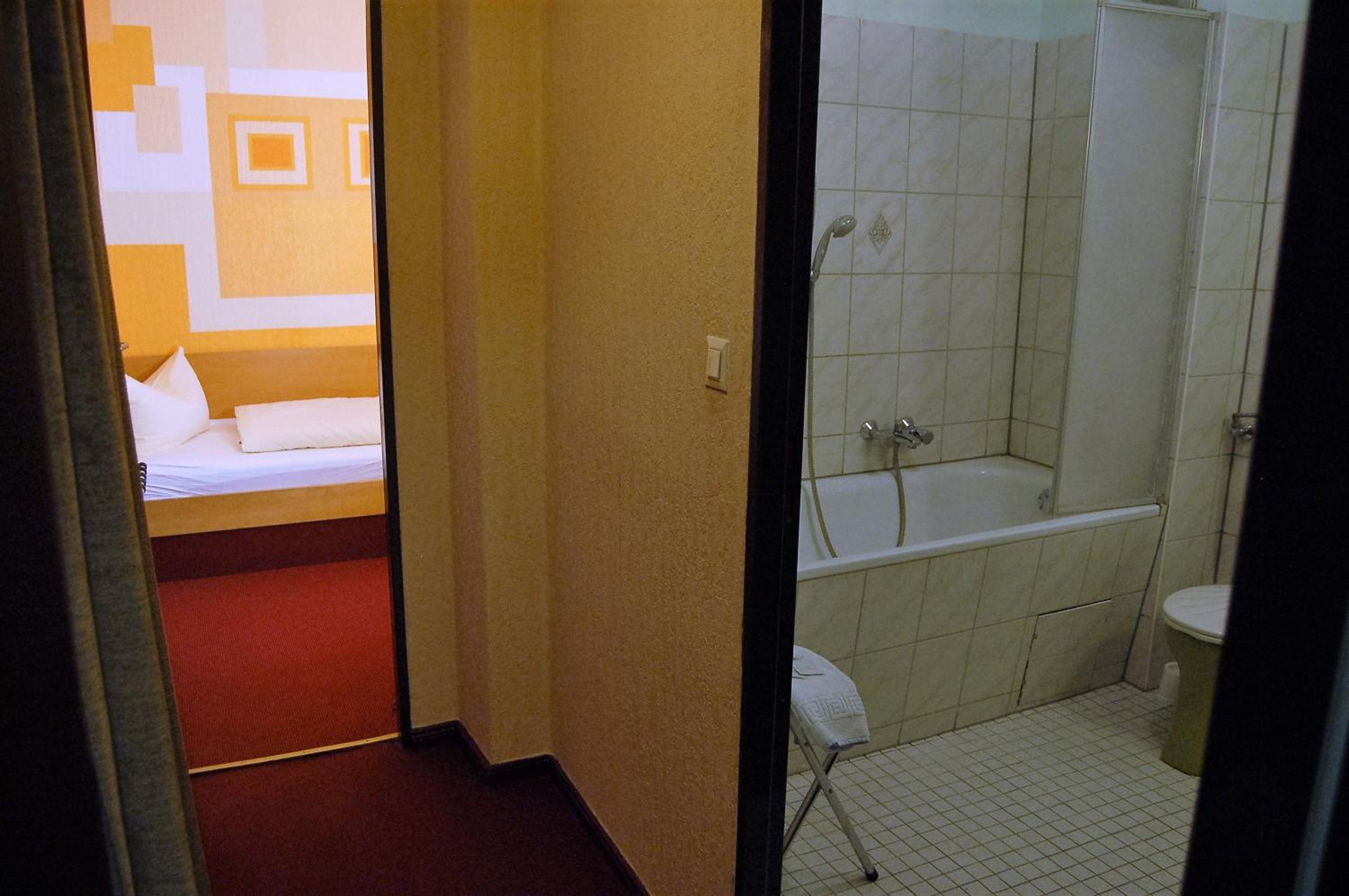 Twin Room with Bathroom photo 2