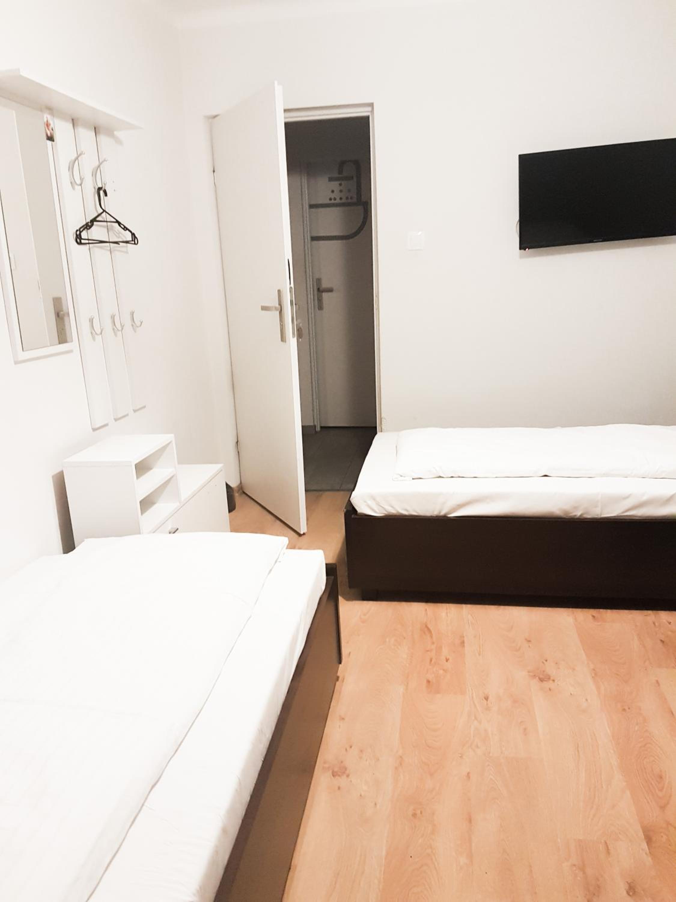 Double Room with Shared Bathroom photo 3