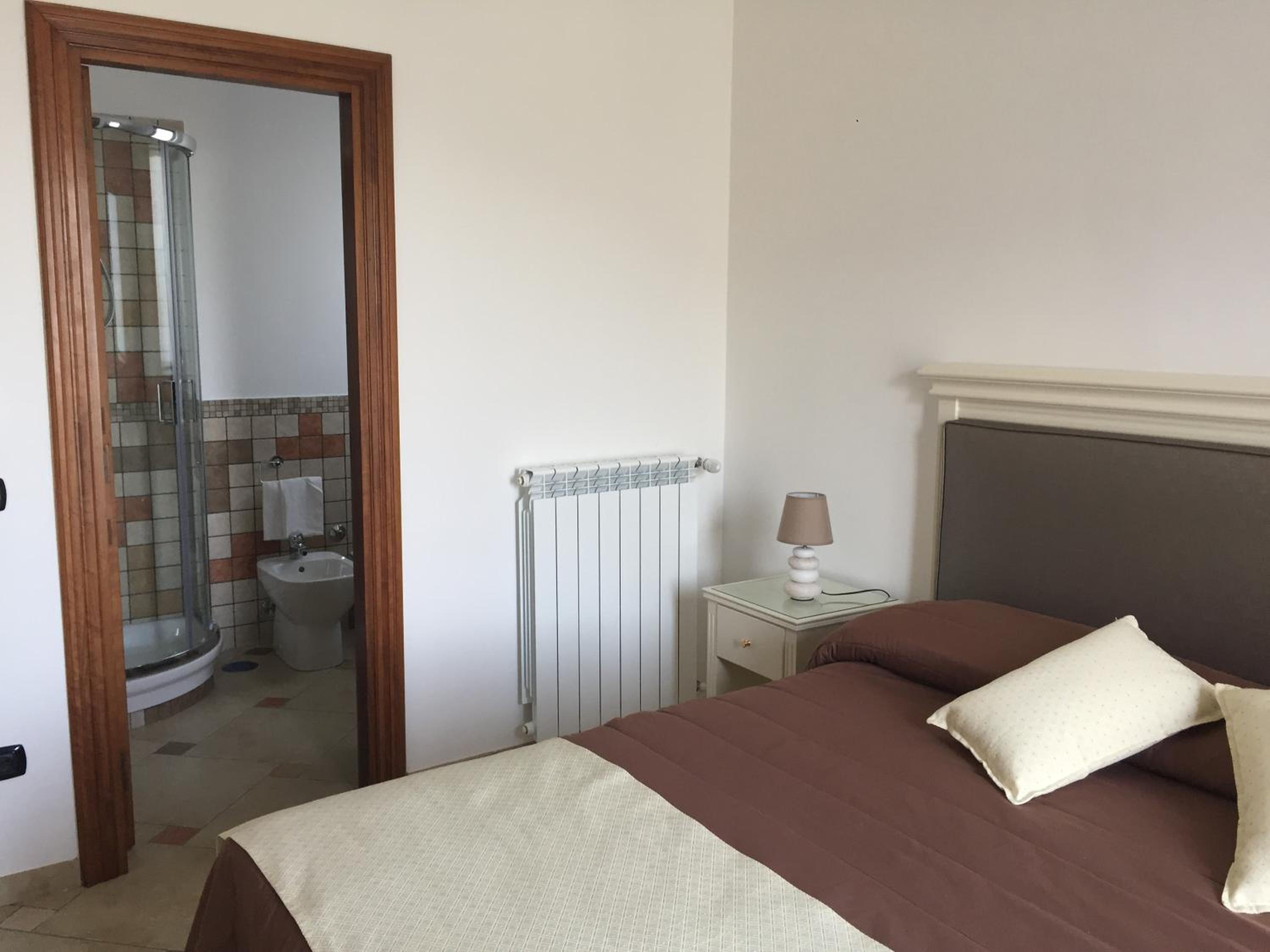 King Room with Balcony - Photo 4
