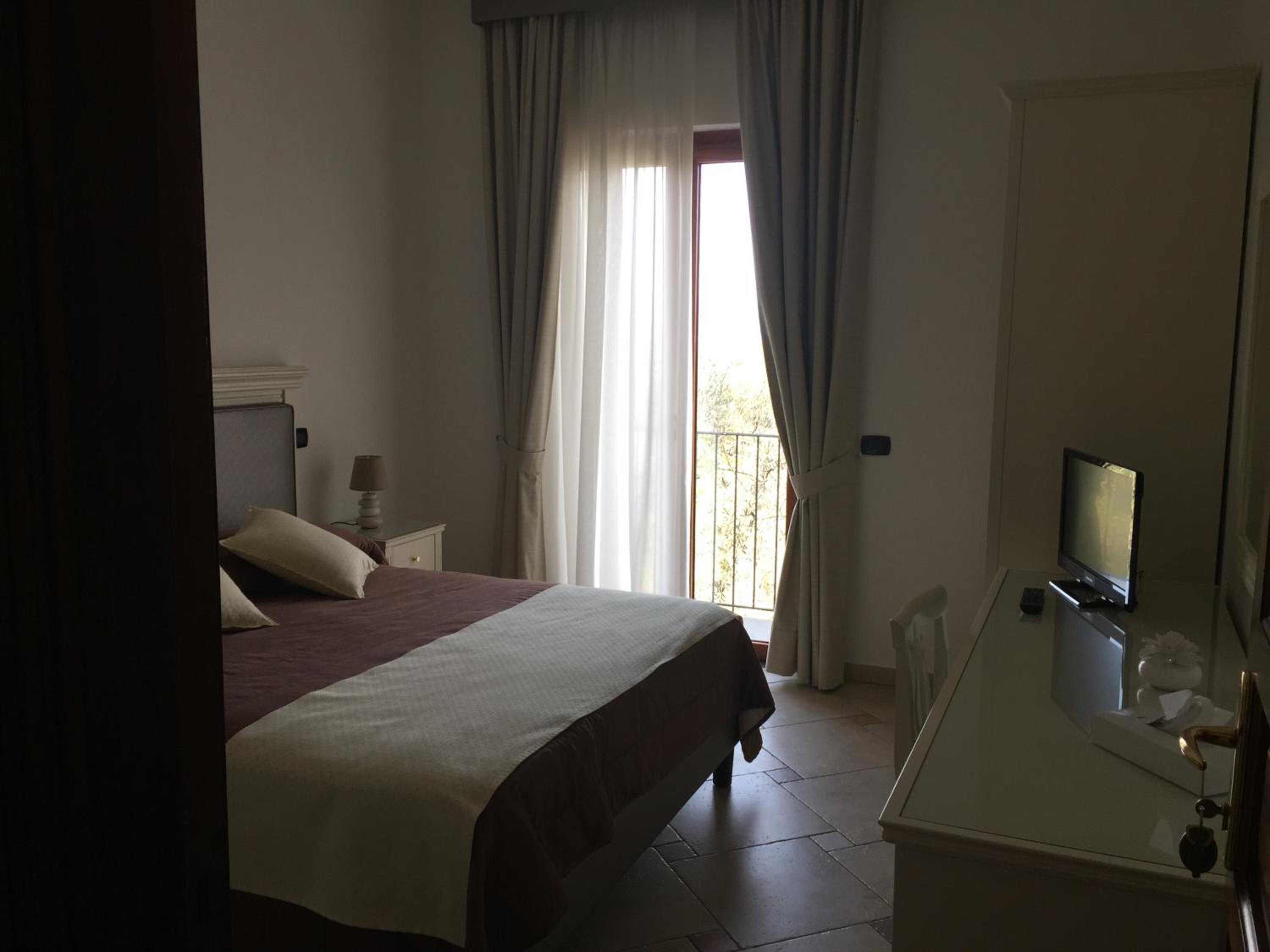 King Room with Balcony - Photo 6