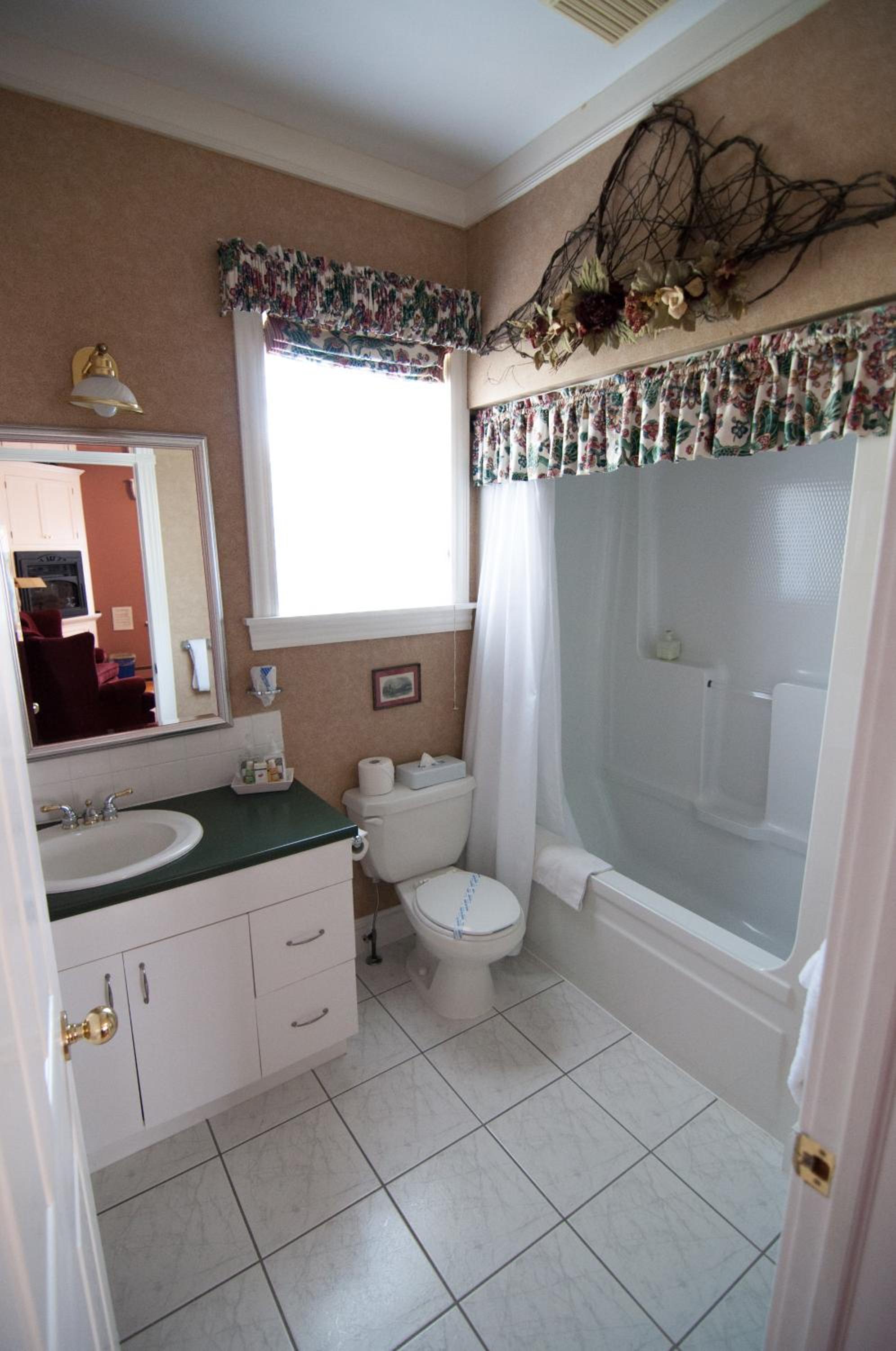 Queen and Twin Room - Ground Floor photo 2