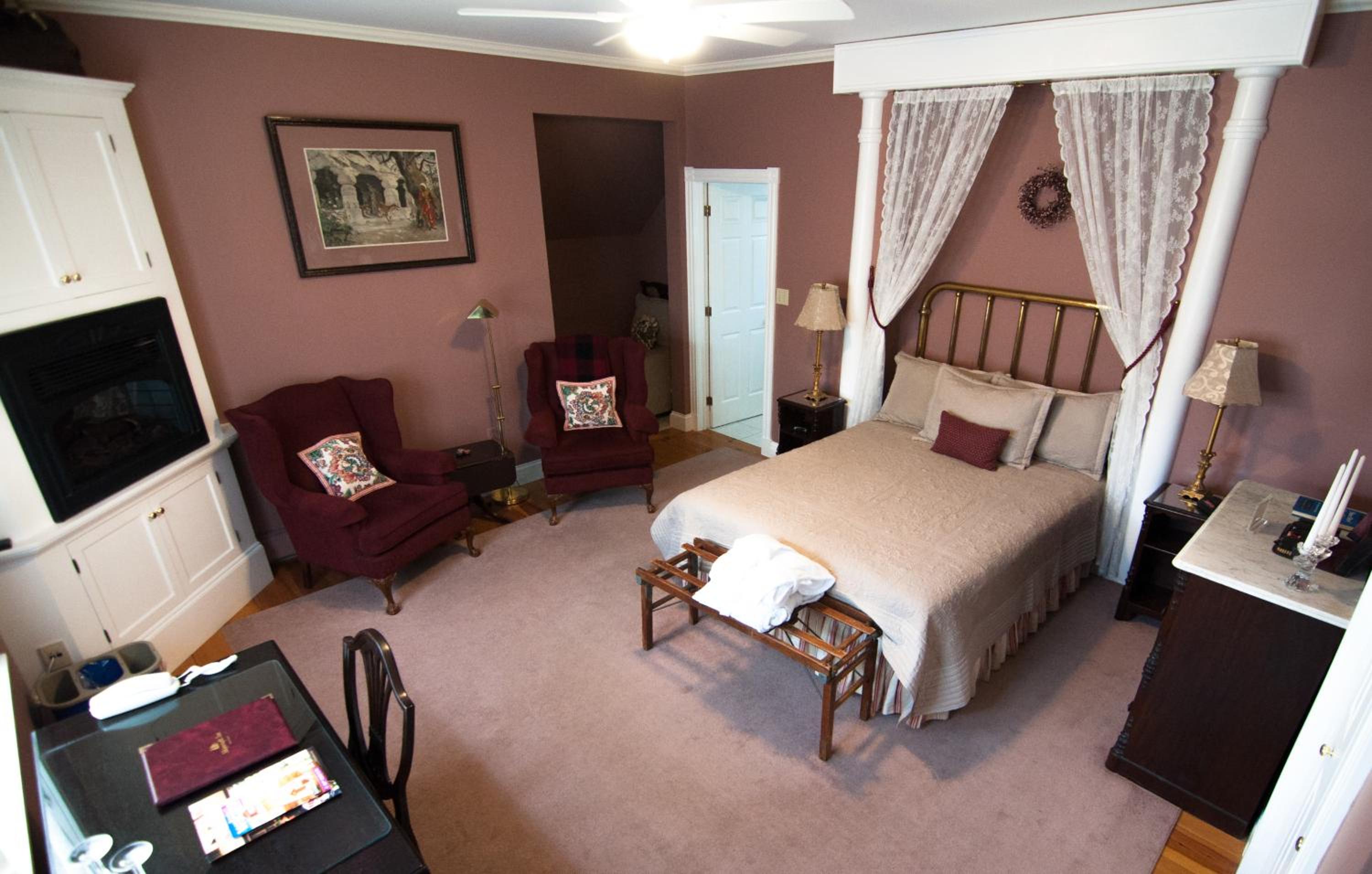 Queen and Twin Room - Ground Floor photo 1