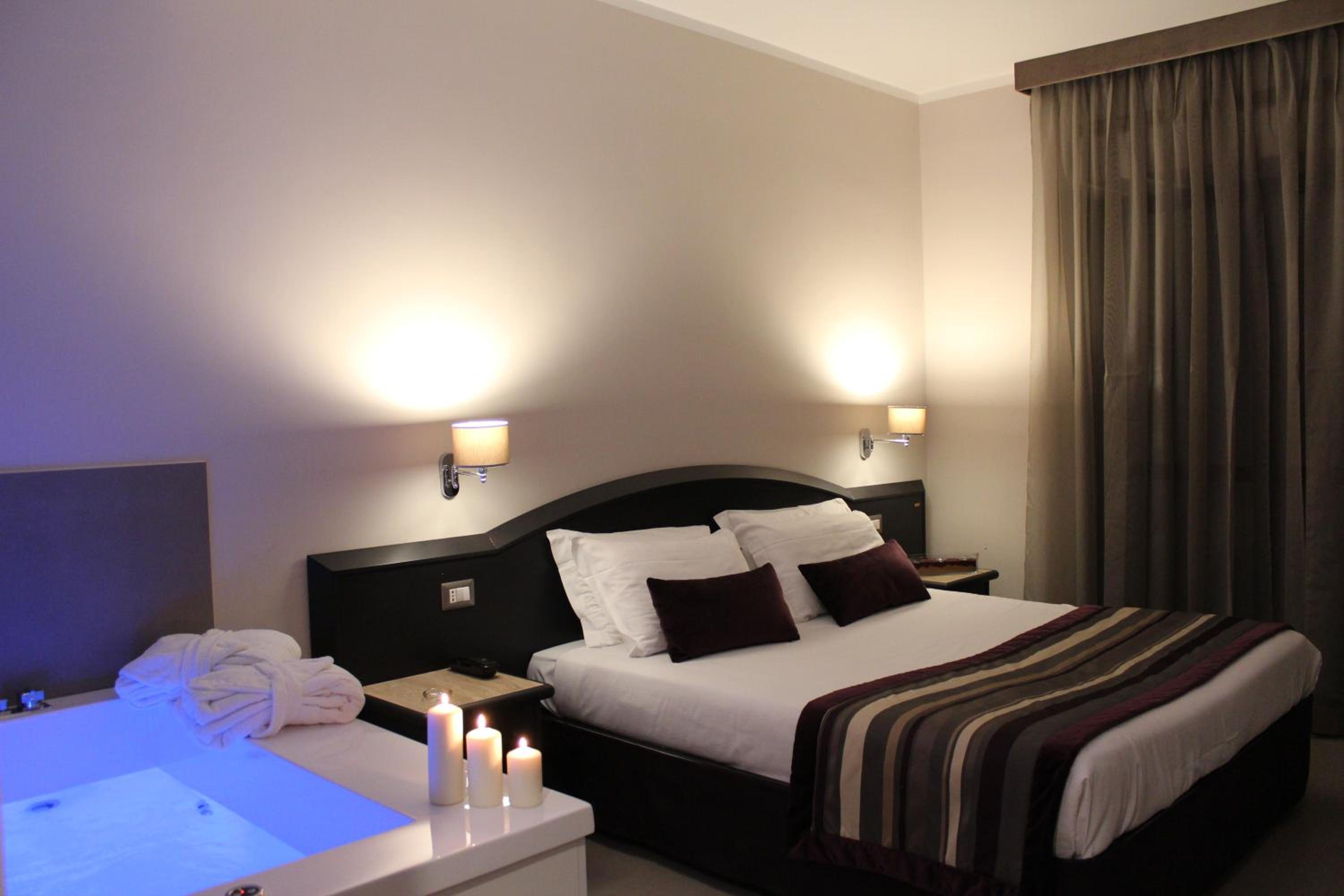 Double Room with Spa Bath photo 2