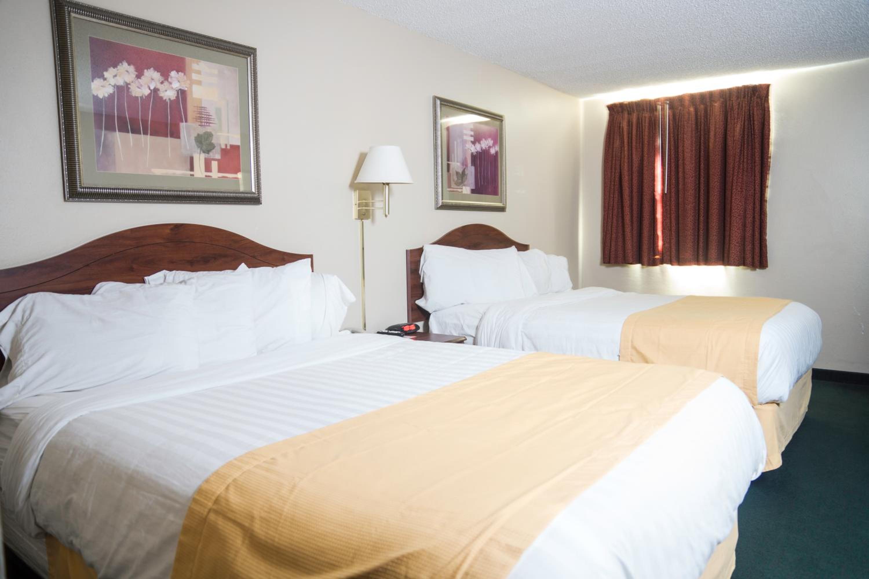 Queen Room with Two Queen Beds - Photo 2