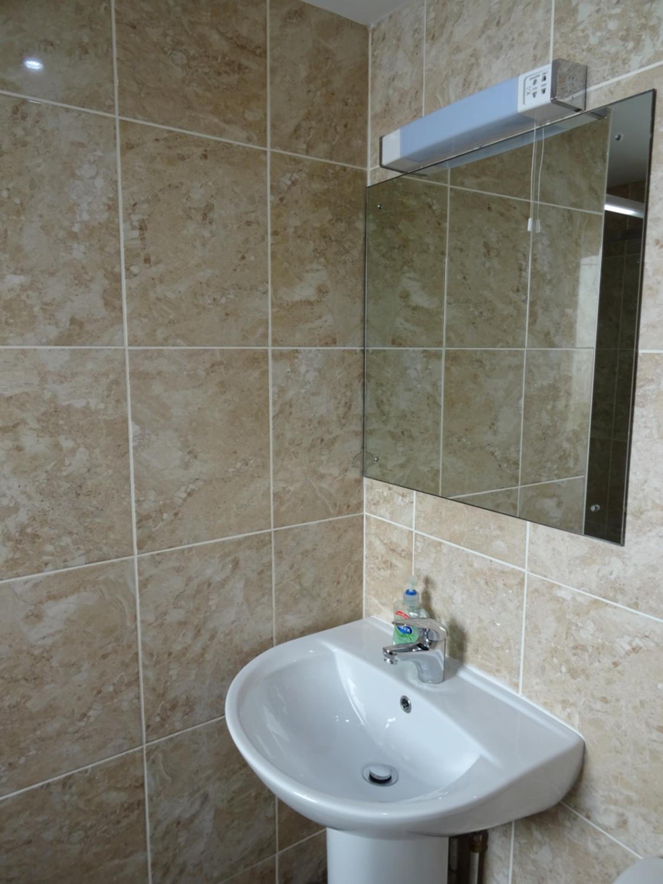 Standard Triple En-suite Room - Photo 11