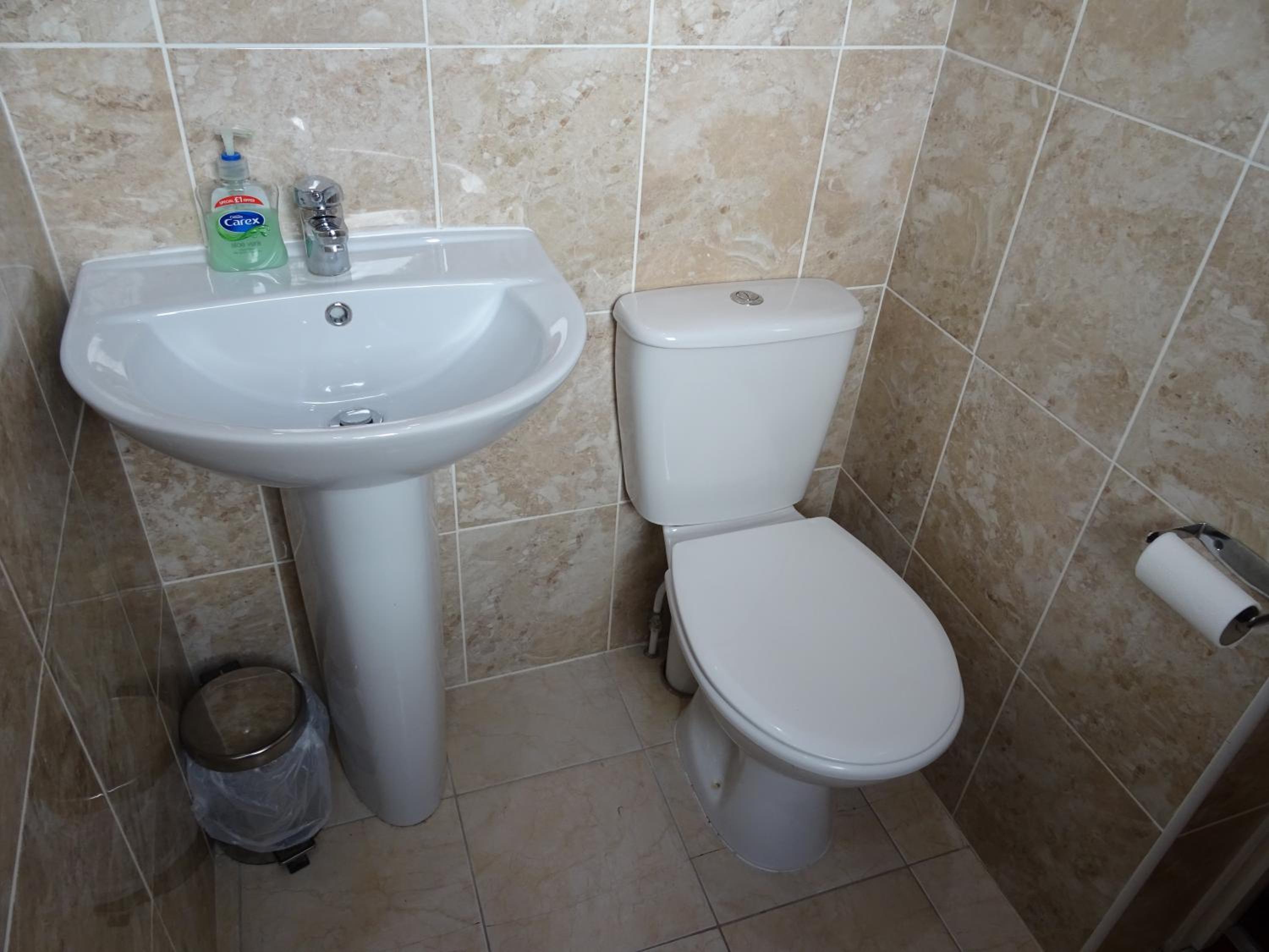 Superior Twin En-suite Room - Photo 15