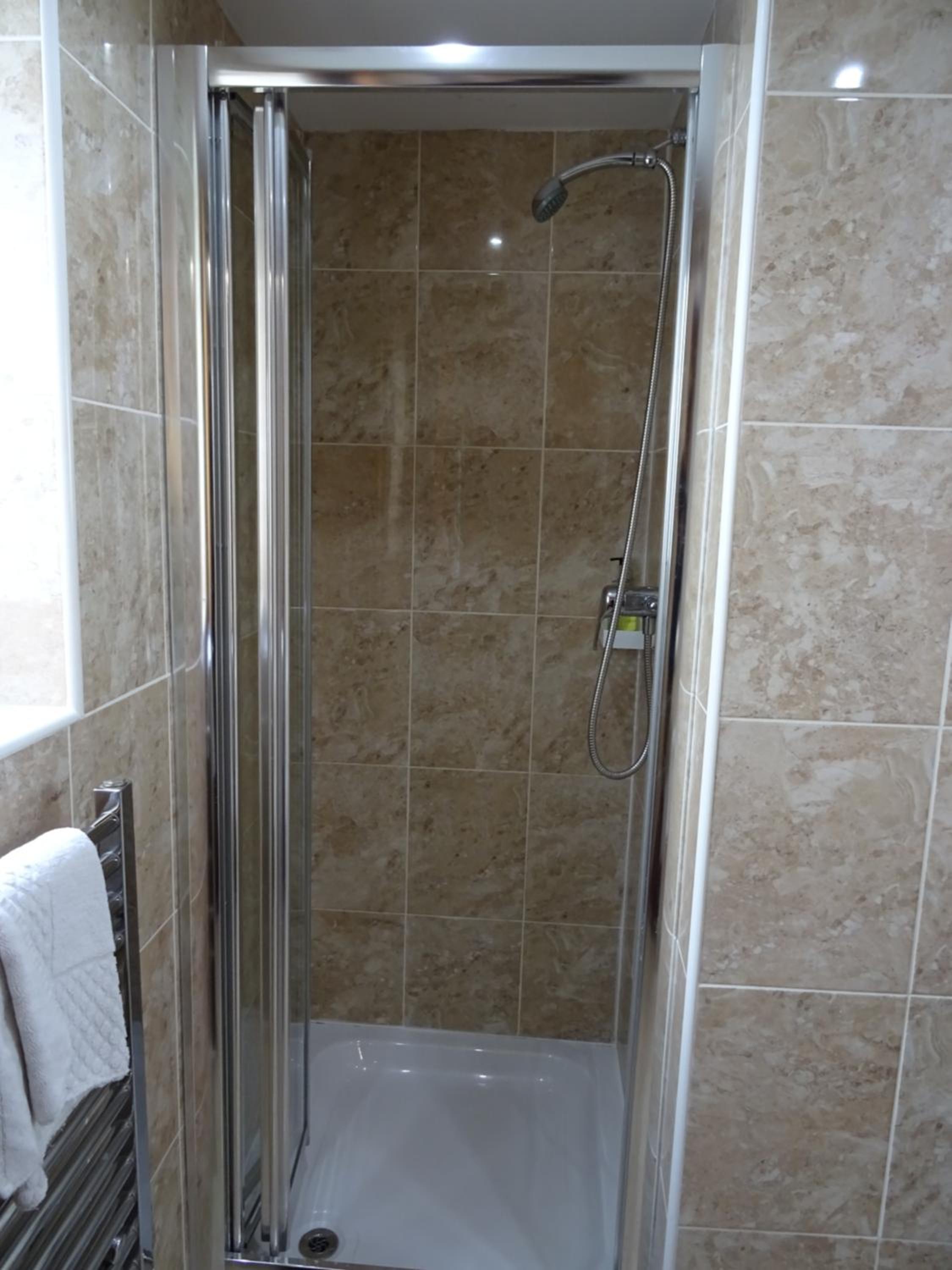 Standard Triple En-suite Room - Photo 10