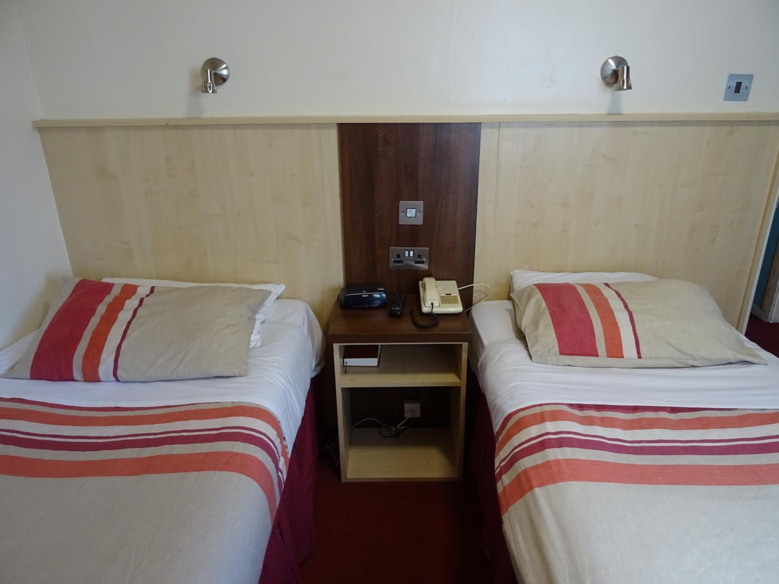 Superior Twin En-suite Room - Photo 10