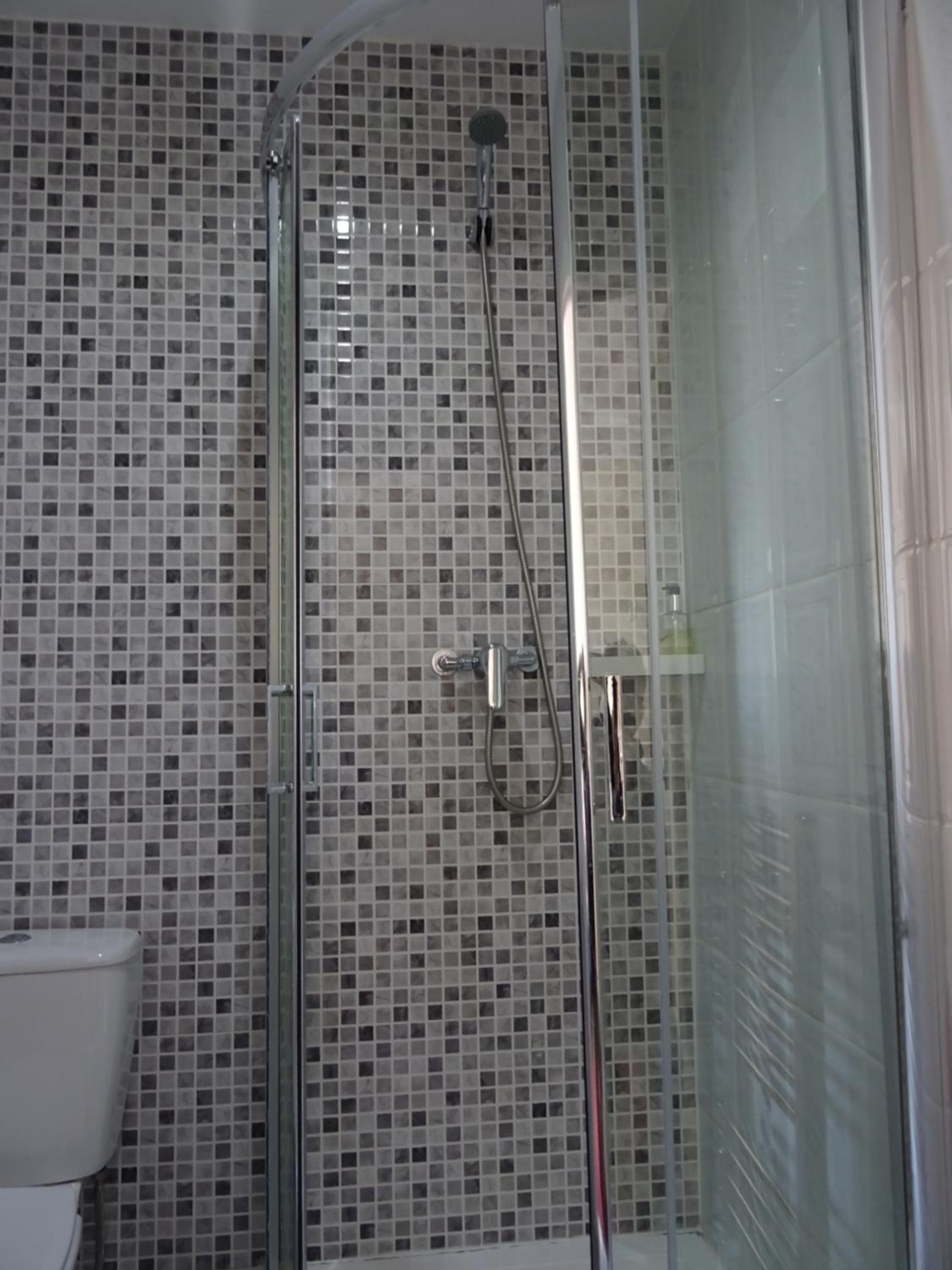 Standard Triple En-suite Room - Photo 9