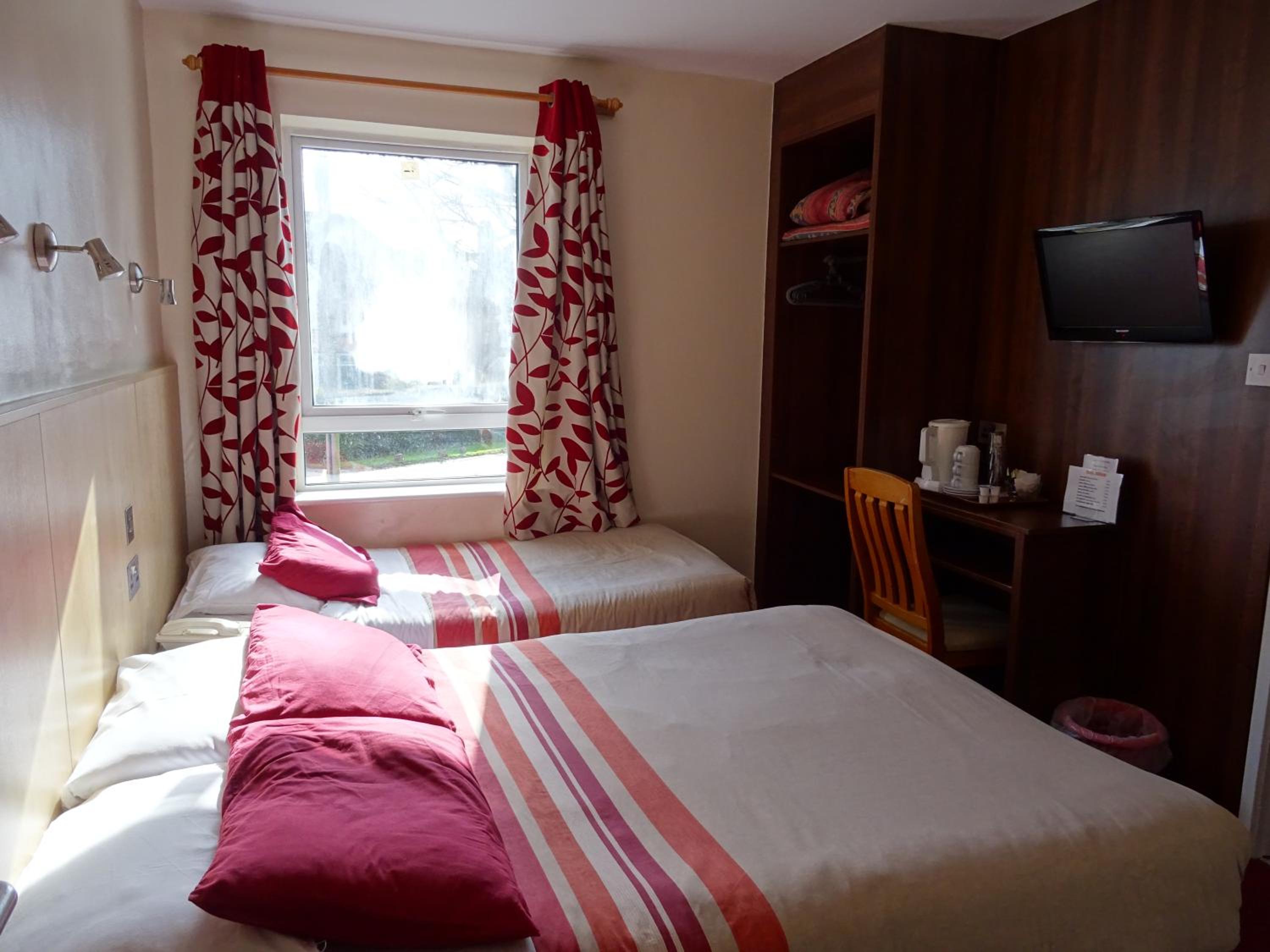 Standard Triple En-suite Room - Photo 7