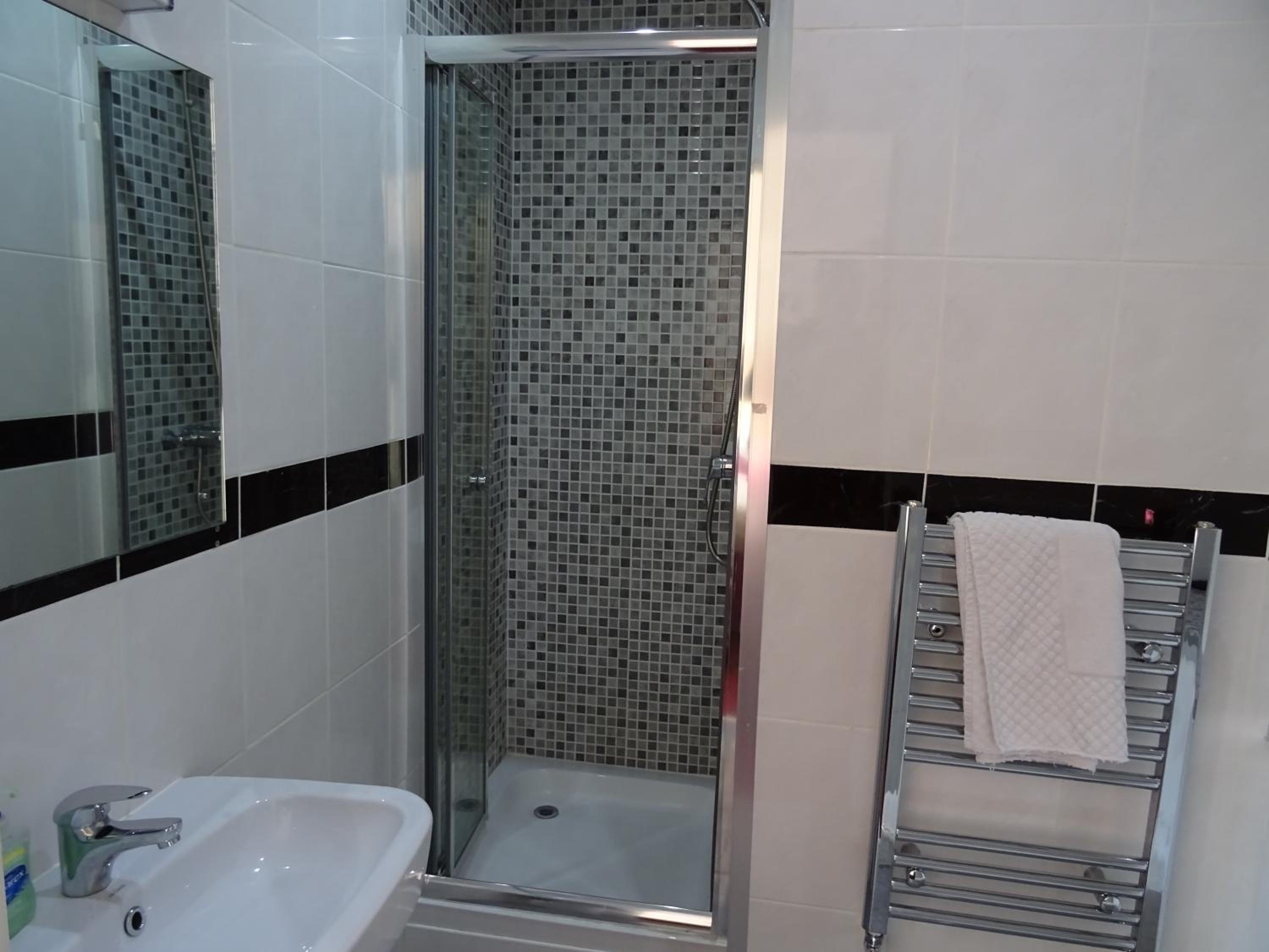 Standard Triple En-suite Room - Photo 6