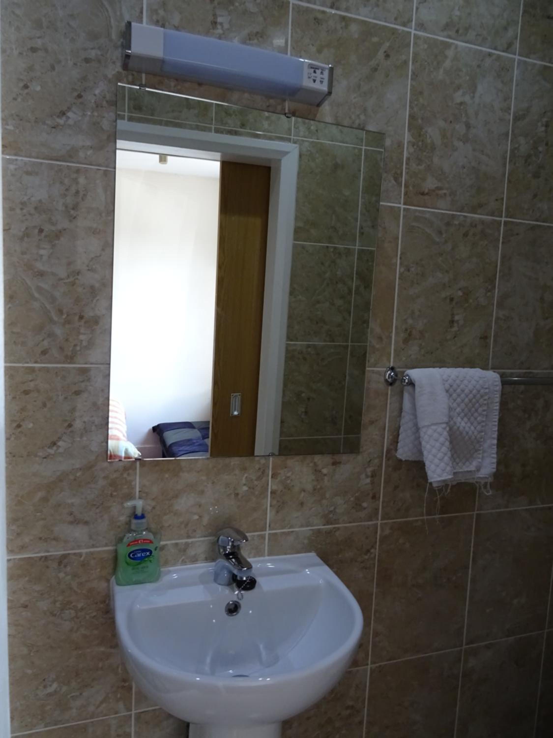 Standard Triple En-suite Room - Photo 23