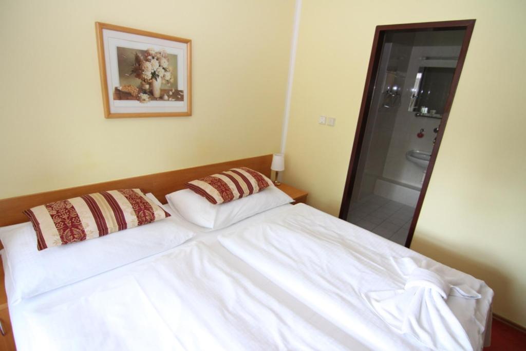 Double Room with Private Bathroom photo 2