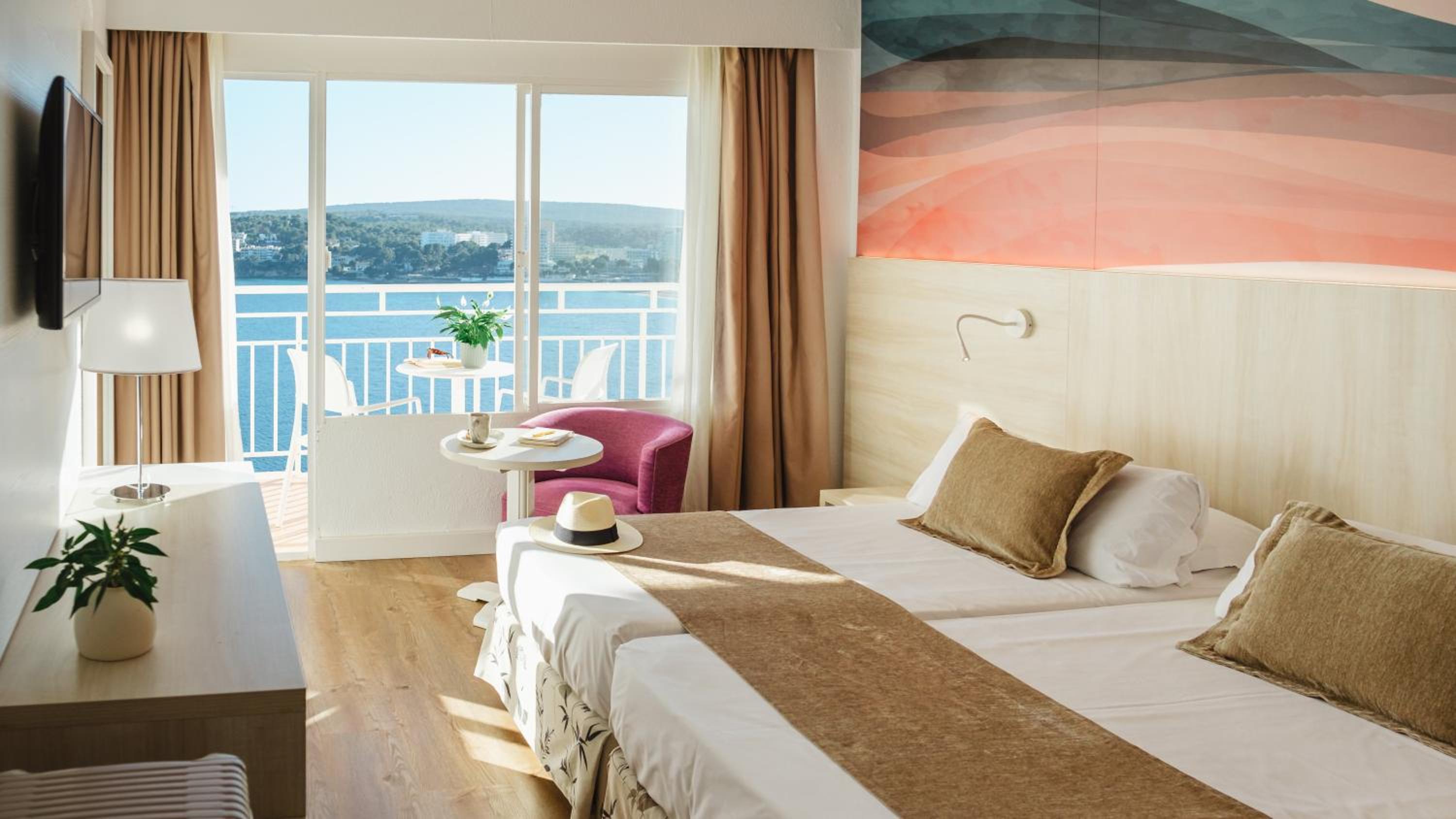 2 Double Beds - Twin Room with Sea View