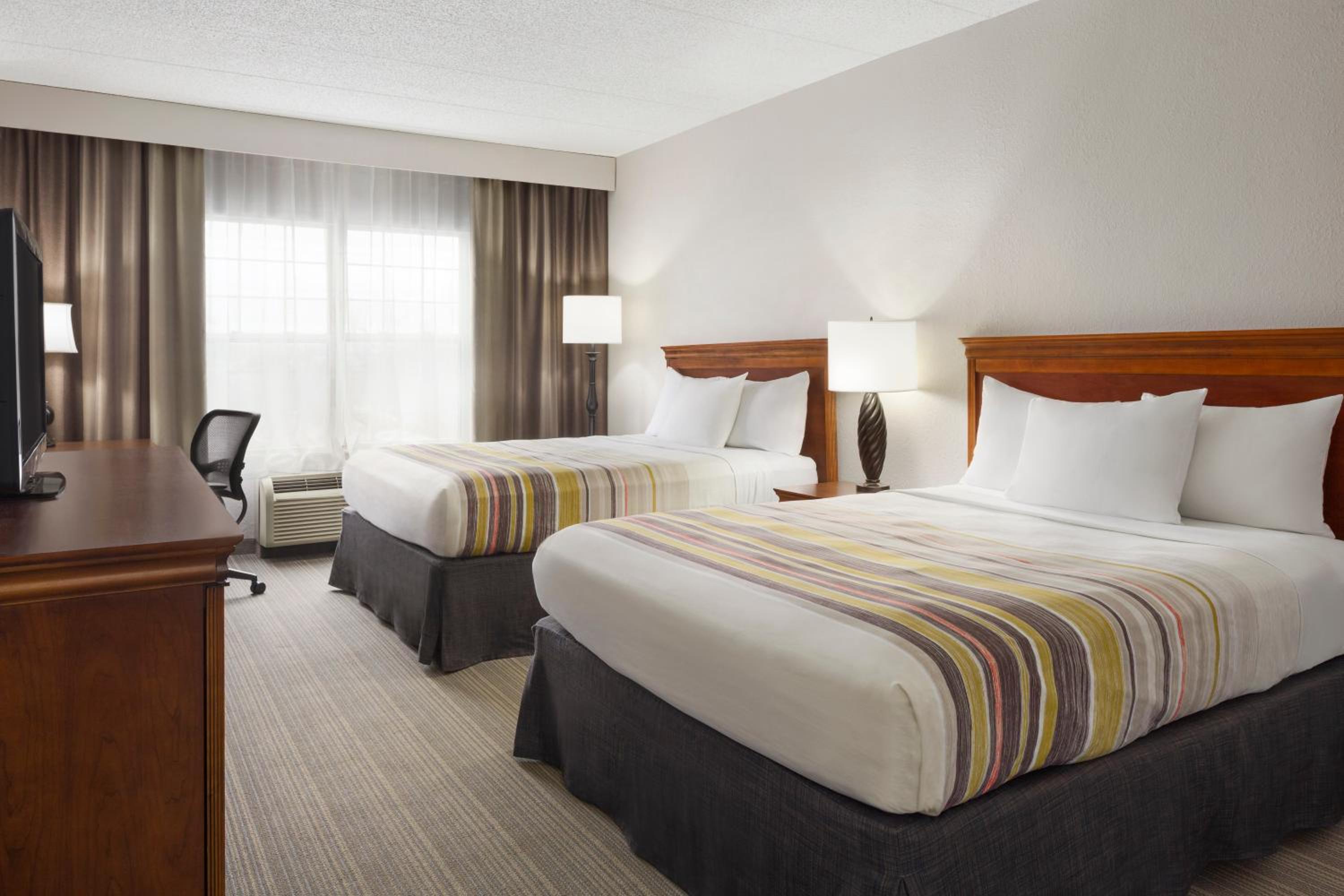 Queen Room with Two Queen Beds - Non-Smoking - Photo 1