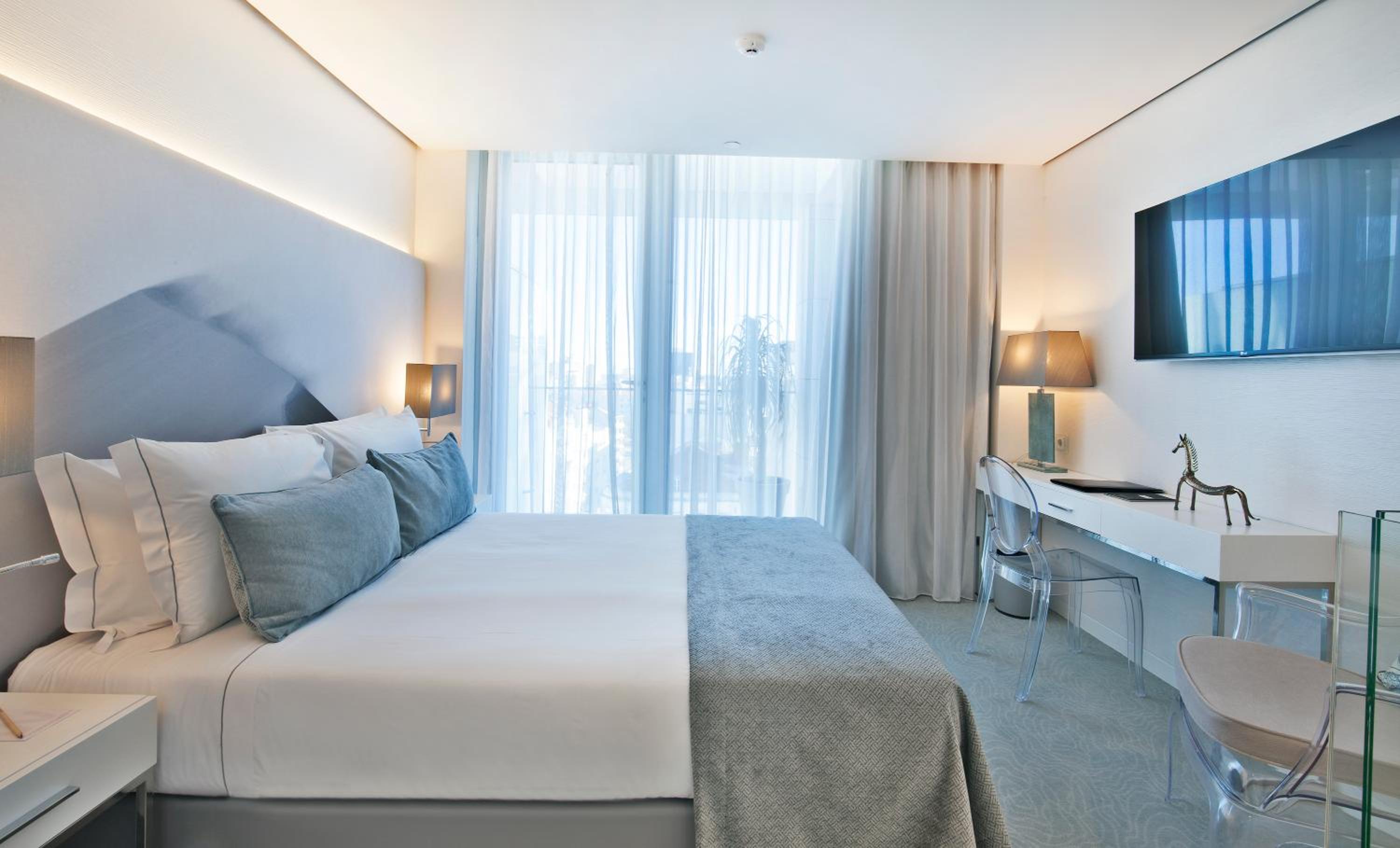 Deluxe Double or Twin Room with City View thumbnail 5