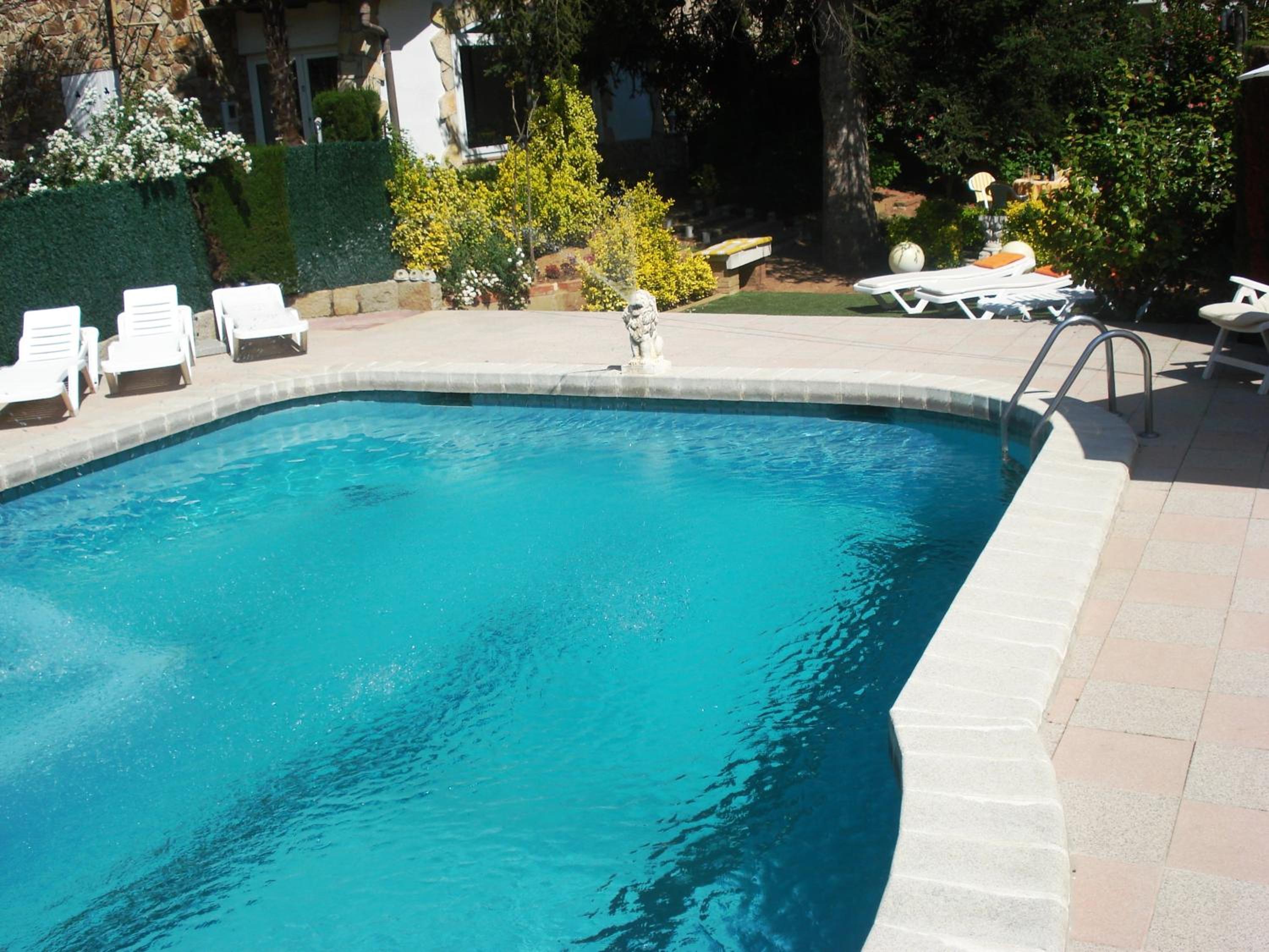 Three-Bedroom House with Pool photo 3