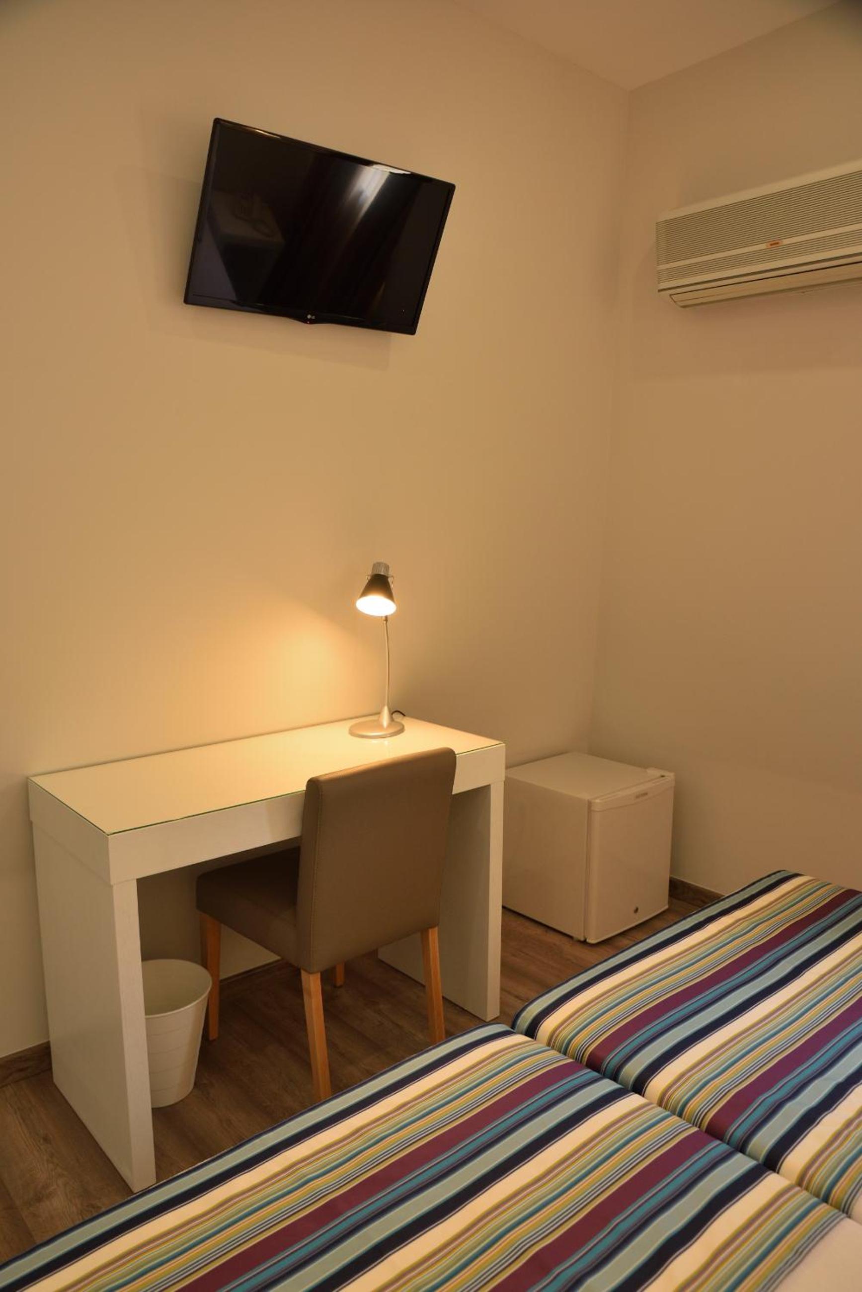 Twin Room - Photo 5