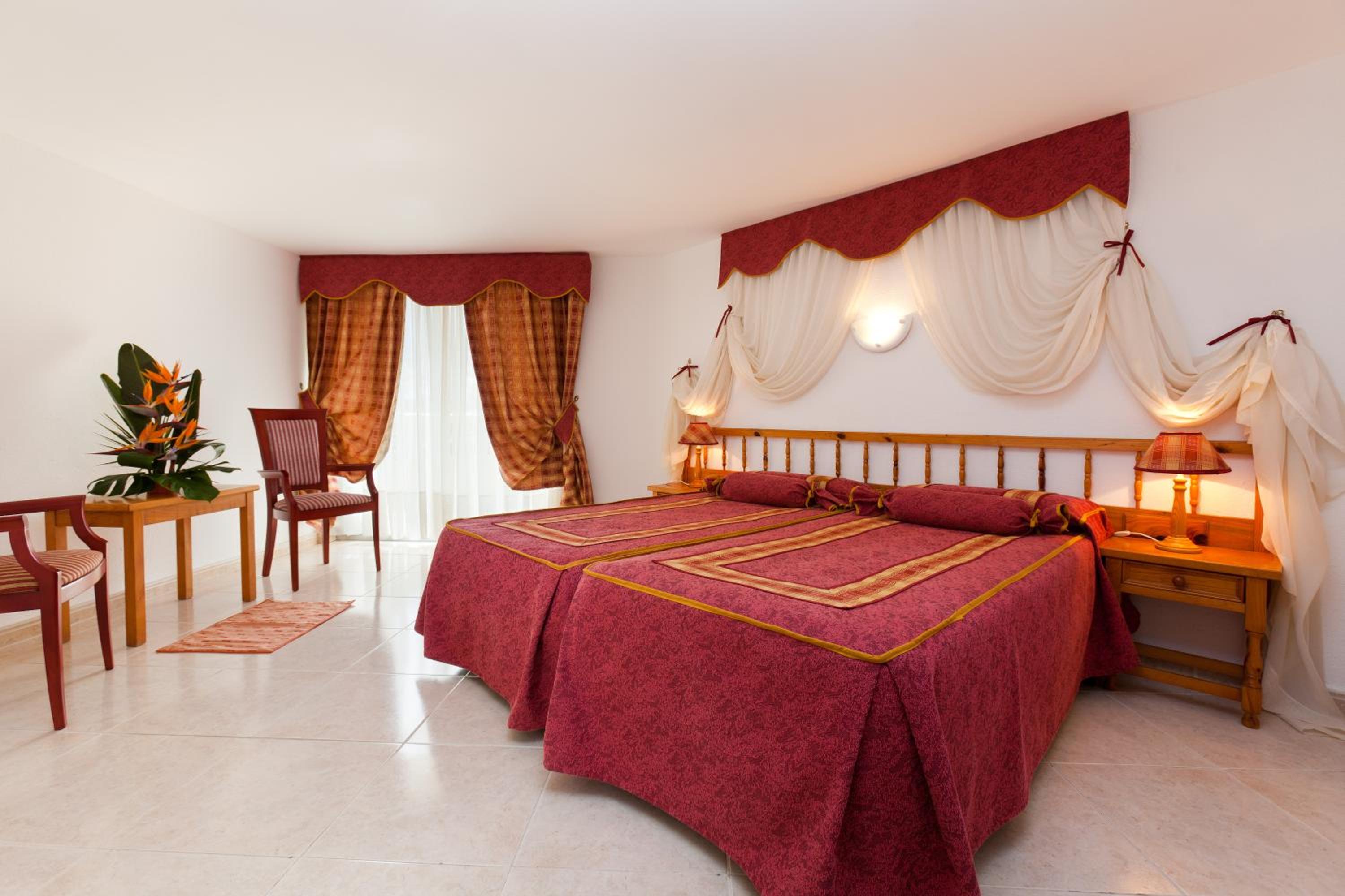 One-Bedroom Apartment with Mountain View (2 Adults + 1 Child)