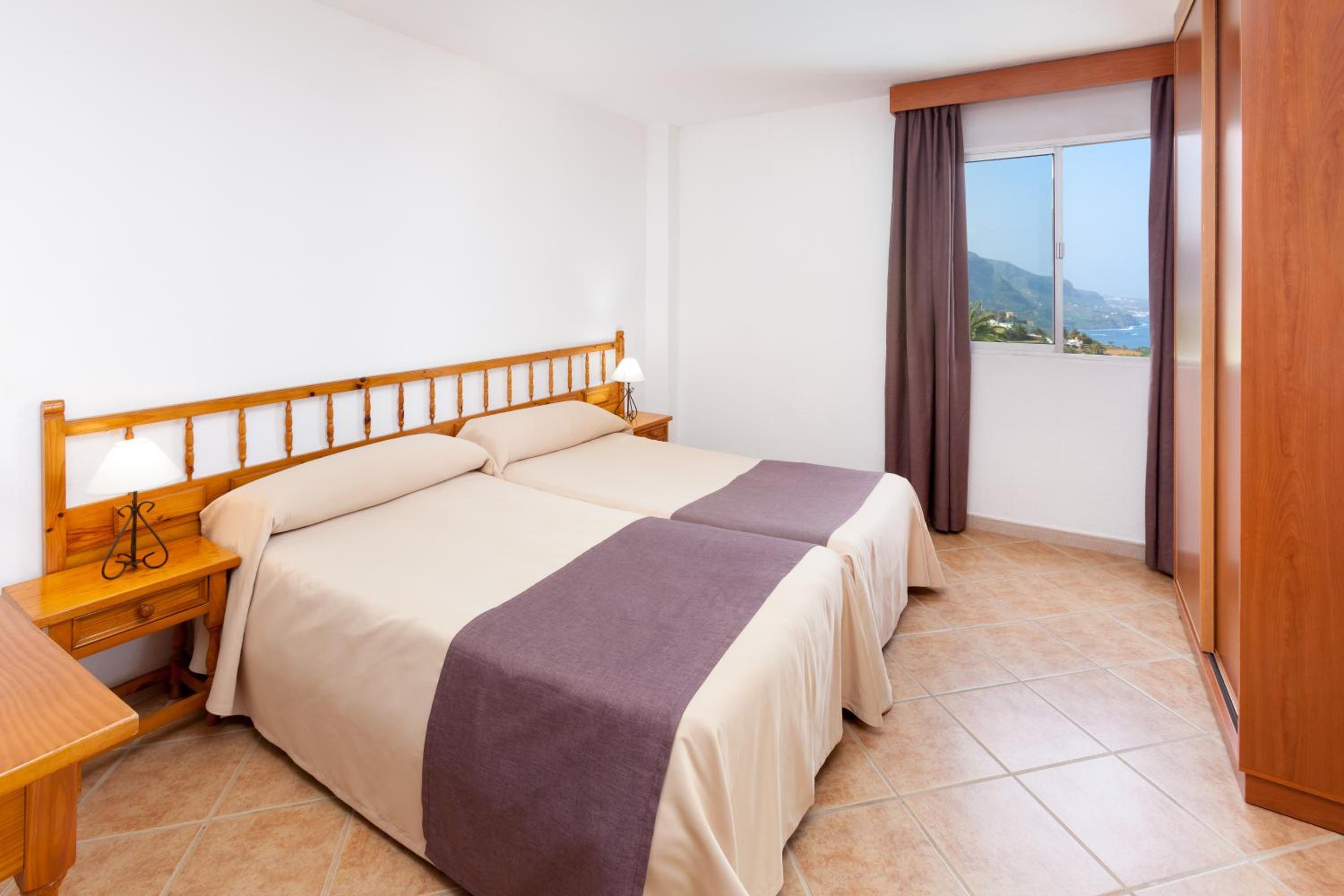 Apartment with Mountain View
