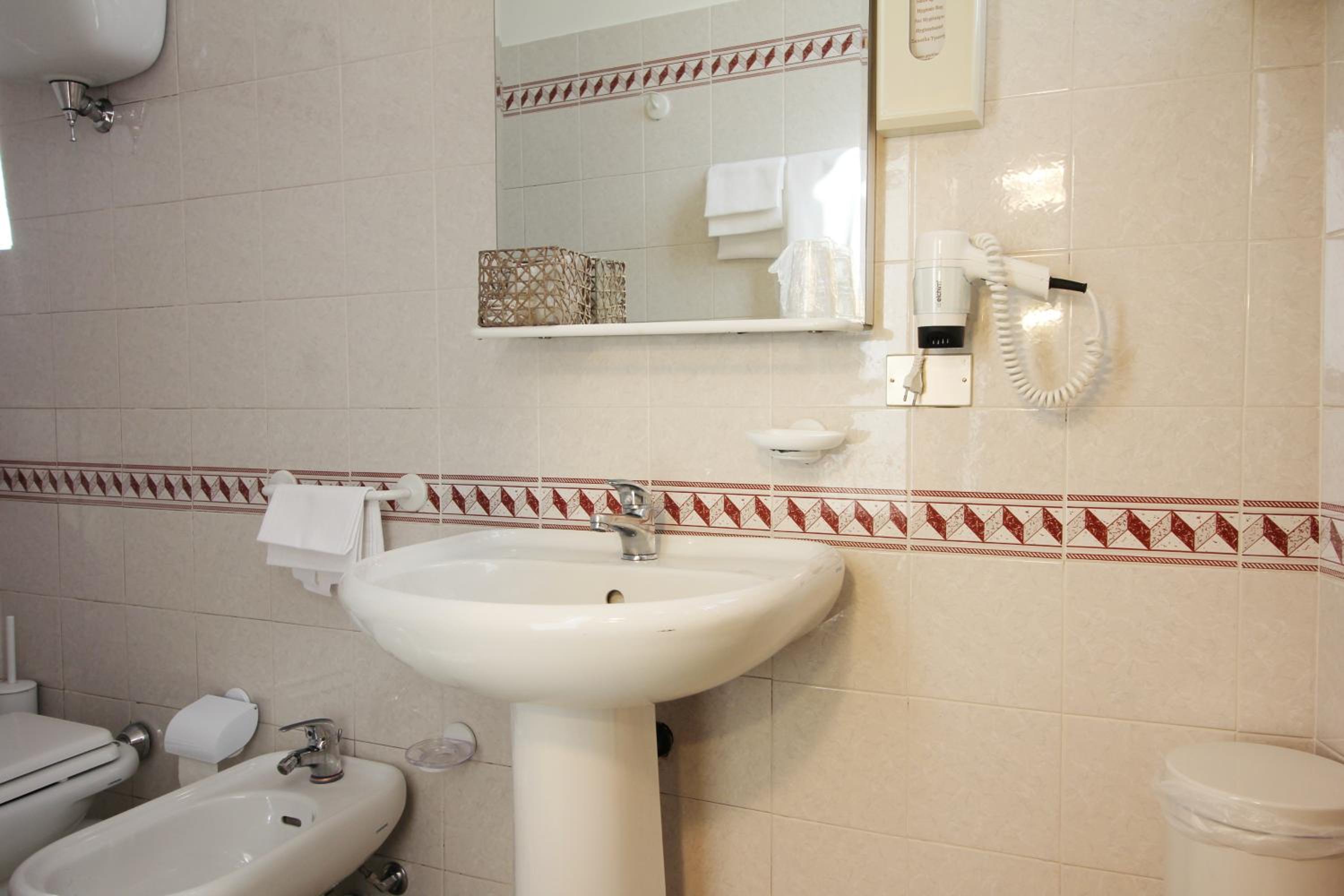 Double Room - Photo 11
