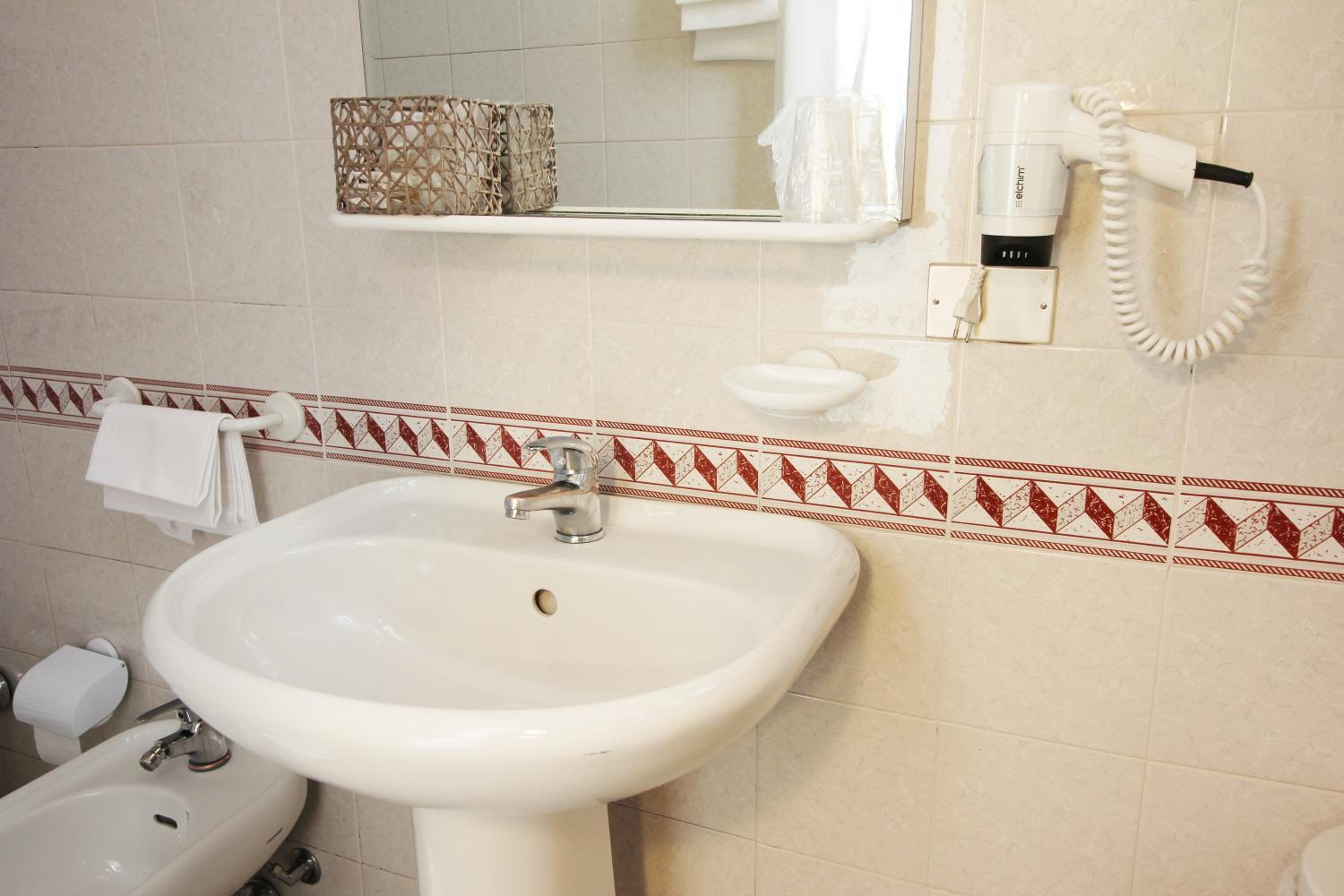 Double Room - Photo 10