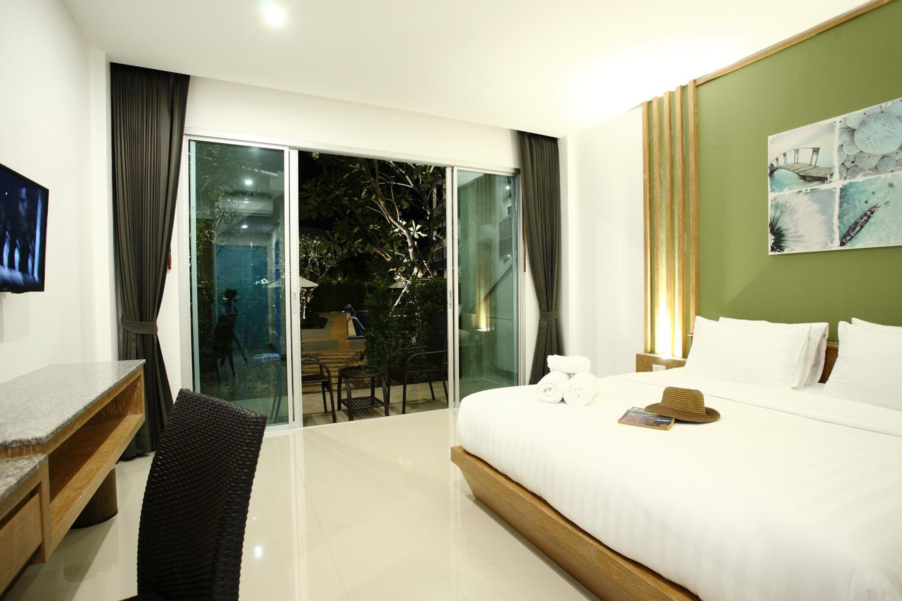 Room with Garden View - Photo 14