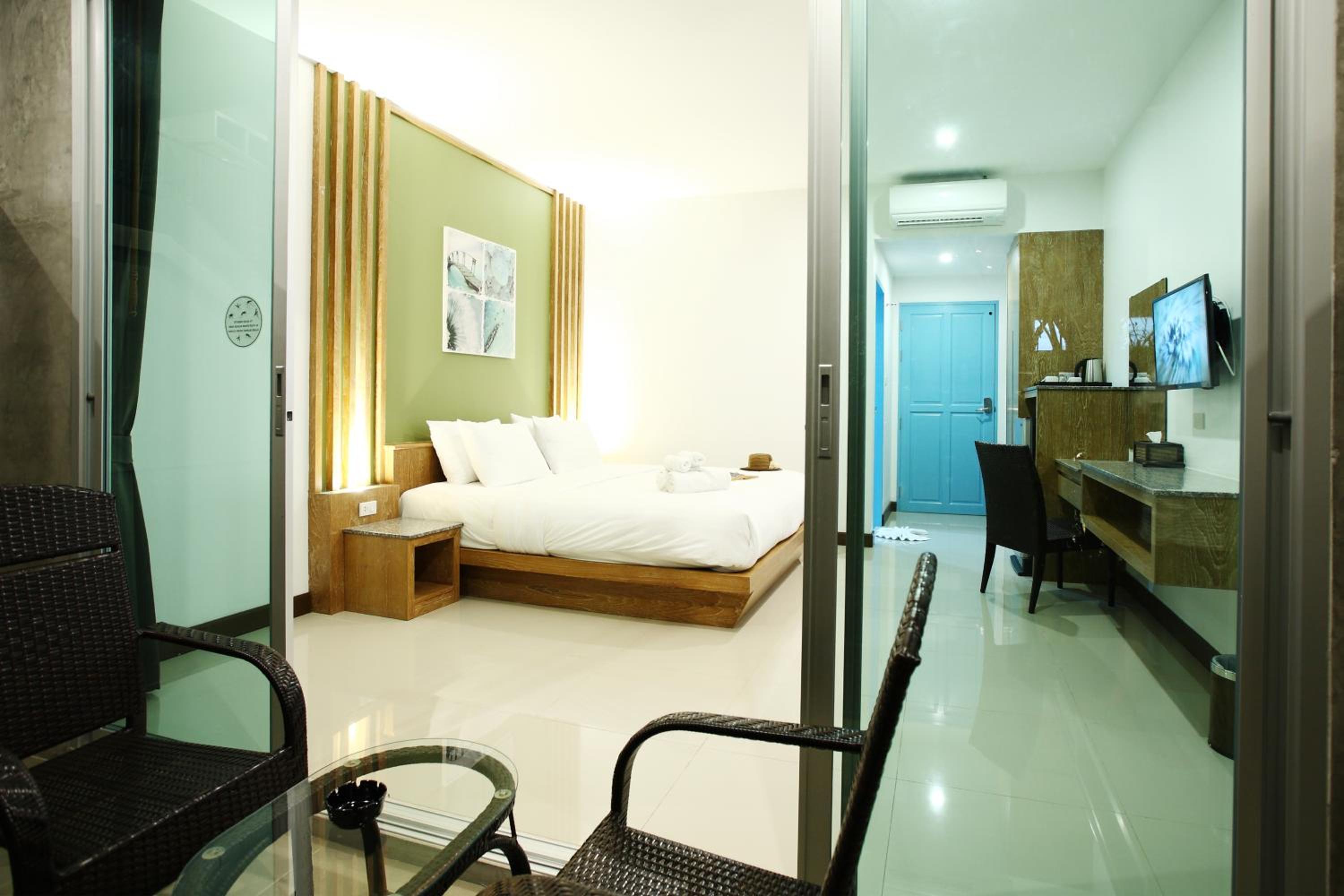 Room with Garden View - Photo 12